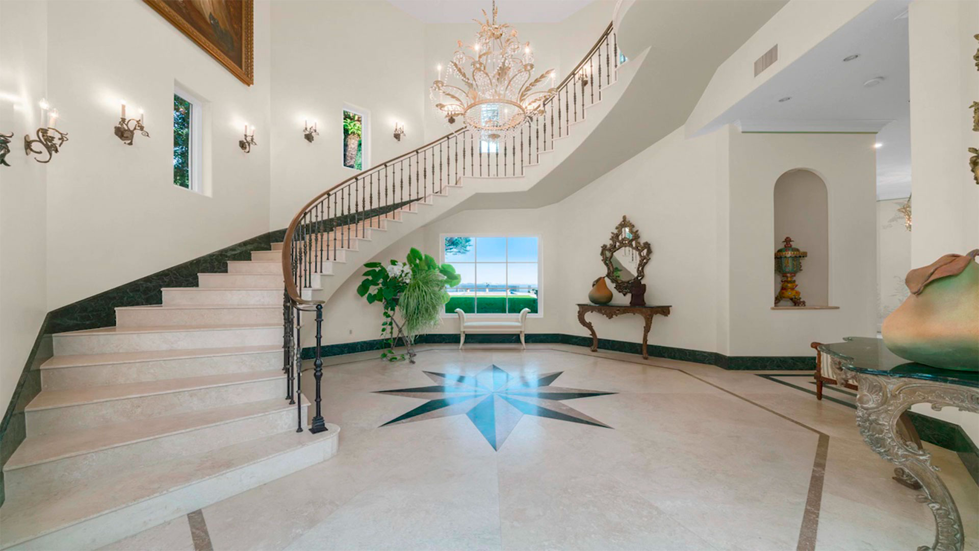 La propiedad consta de dos casas de dos pisos construidas en dos parcelas unidas en una de las zonas más exclusivas de Miami, Coconut Grove