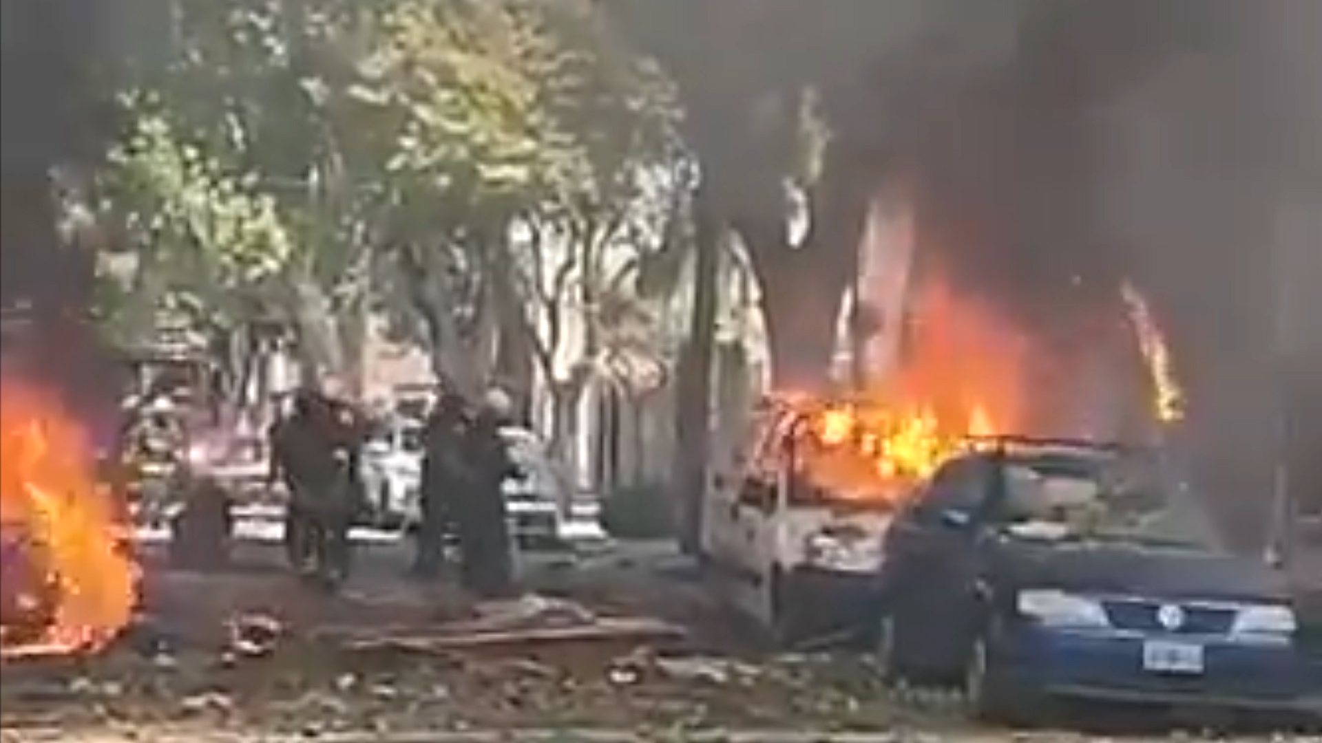 Las llamas se extendieron a una camioneta de Metrogas que trabajaba en el lugar por una fuga de gas, y a otros dos vehículos que se encontraban estacionados en la puerta del domicilio incendiado. 