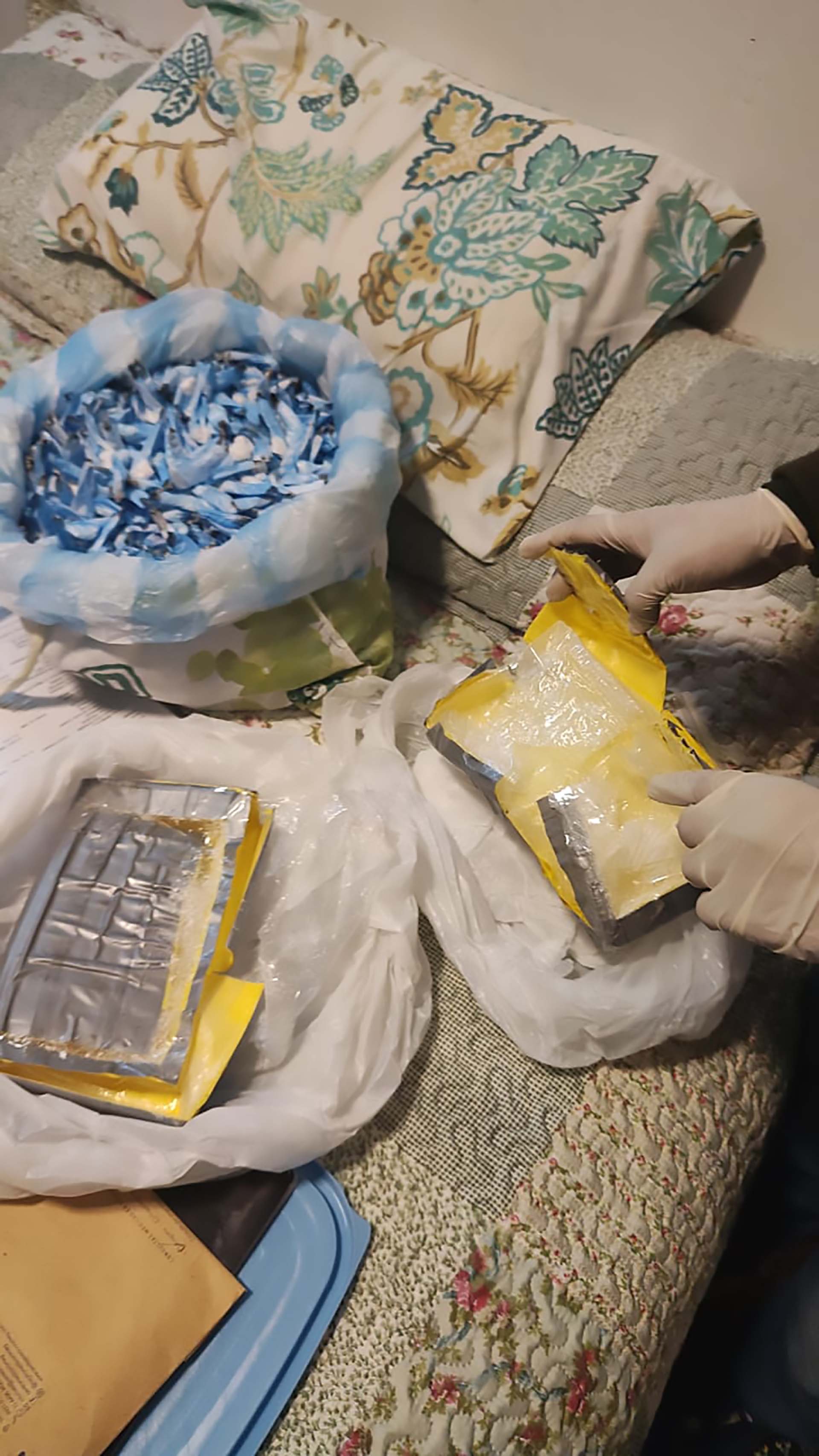 Cocaína fraccionada en una cueva de la banda