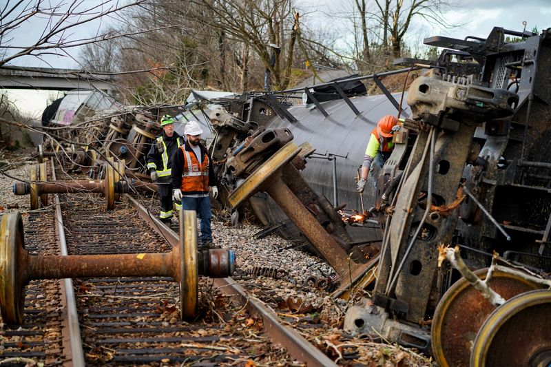 Trabajadores en el lugar del descarrilamiento de un tren después del paso del tornado en Earlington, Kentucky, el 11 de diciembre de 2021 (REUTERS / Cheney Orr)