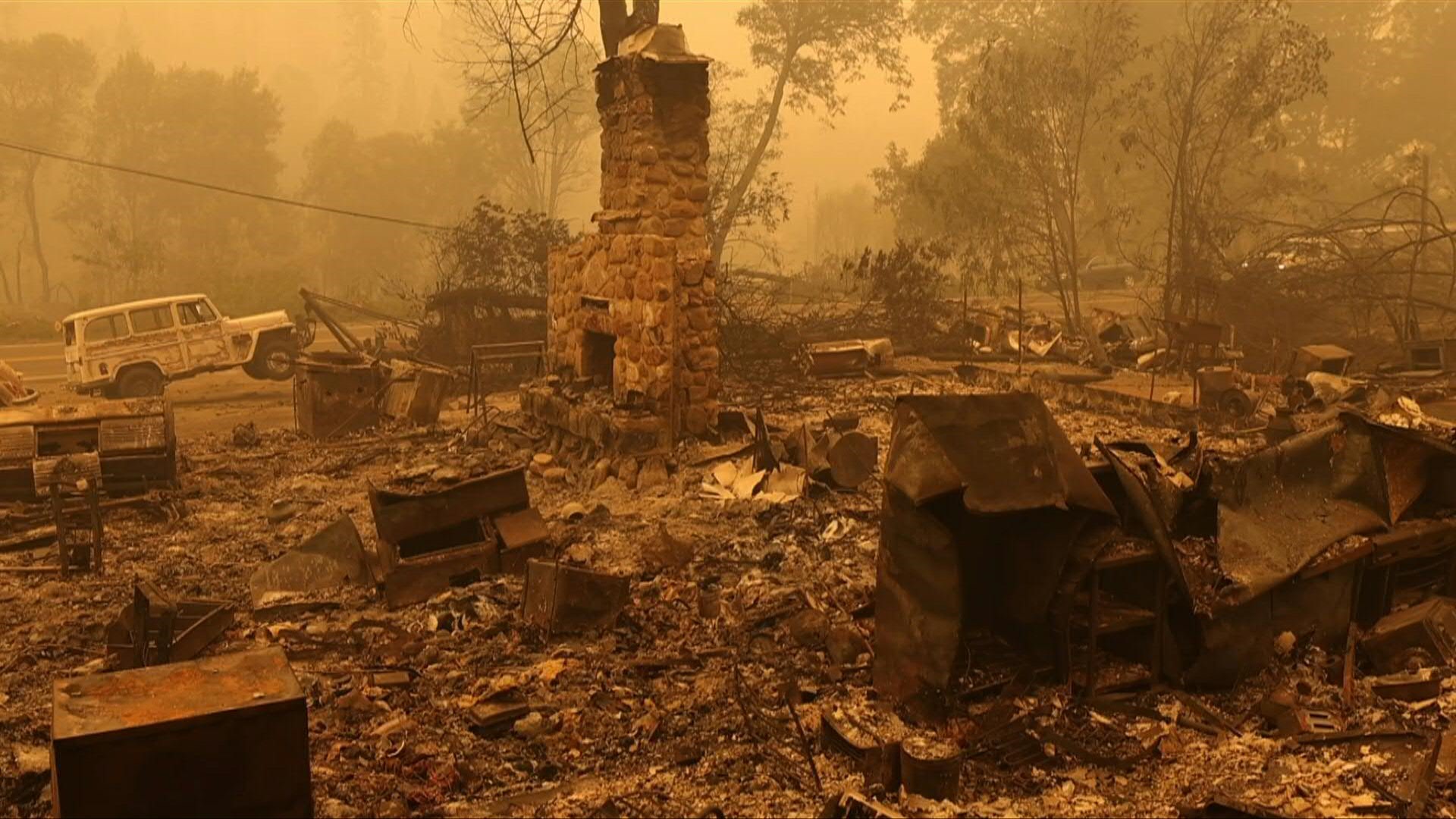 El mayor incendio en lo que va del año en el estado de California está obligando la evacuación de miles de personas mientras destruye viviendas y arrasa el terreno seco del estado (AFP)