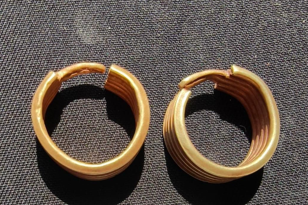 Nuevos hallazgos en Egipto: ata&uacute;d dorado, joyas y cosm&eacute;ticos de una tumba casi intacta