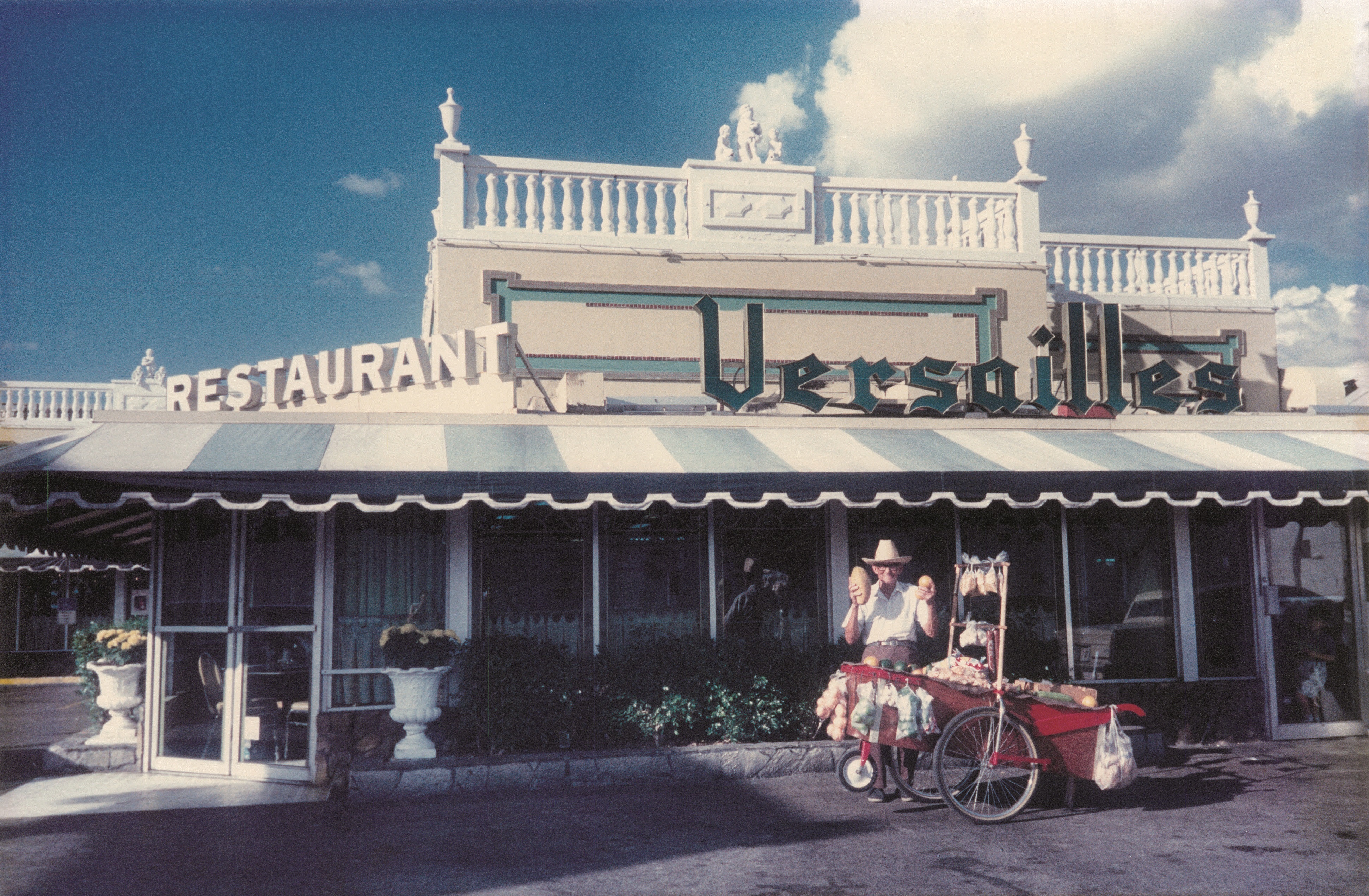La fachada del restaurante Versailles, en Little Havana (Miami), el día en que se fundó el restaurante, a principios de los años 70