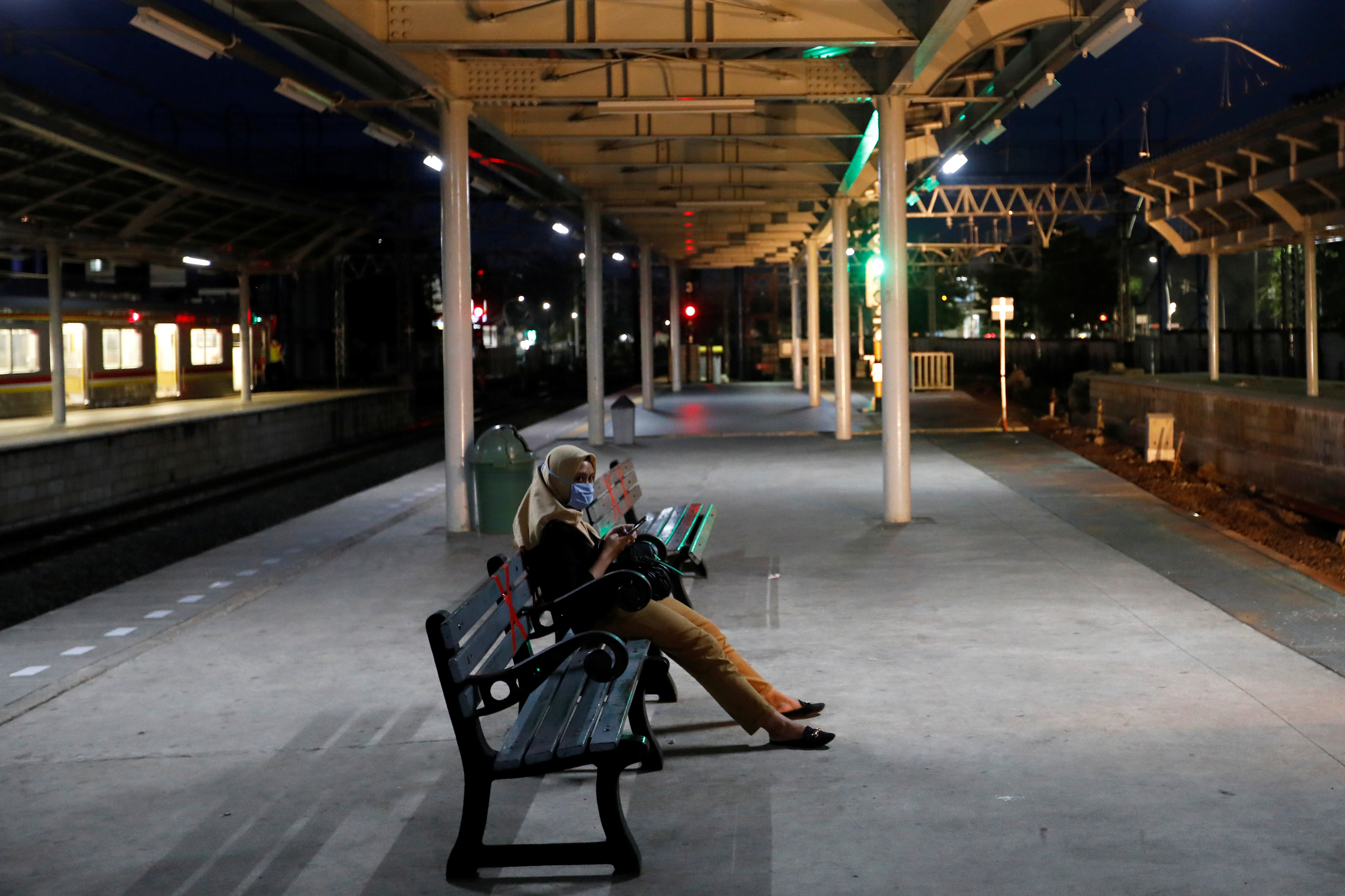 Una mujer espera un tren en Jakarta, Indonesia (REUTERS/Willy Kurniawan)