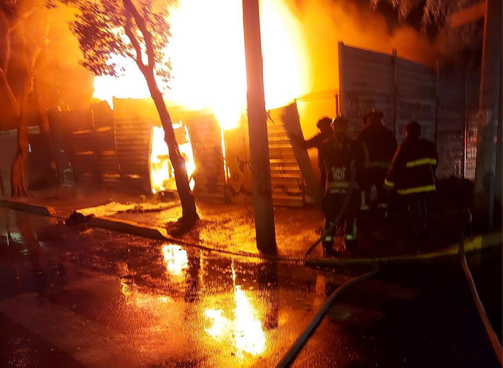 Incendio en la colonia Buenavista, en Cuauhtémoc, provocó el desalojo de decenas de personas