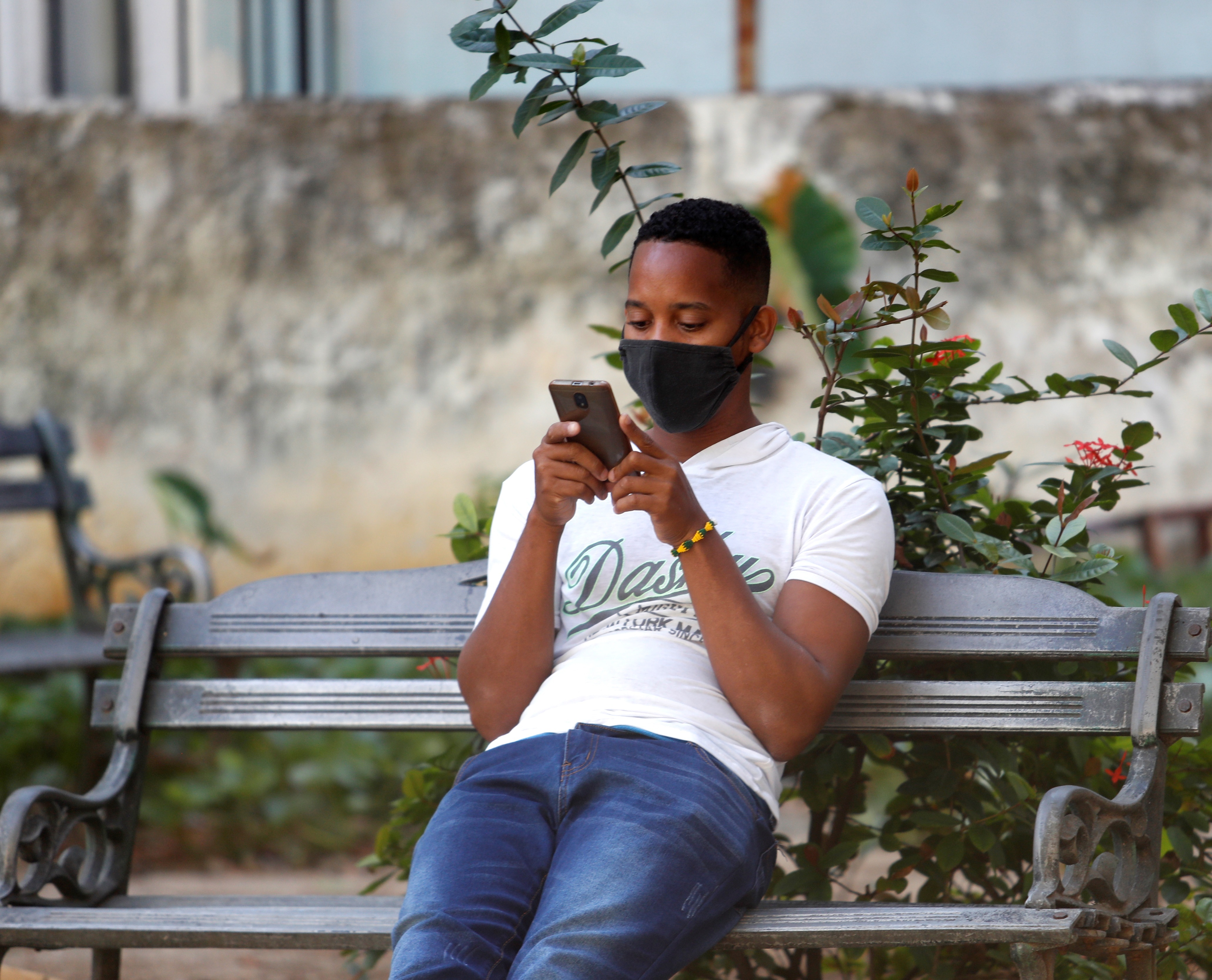 Imagen de archivo de un hombre usando su teléfono celular en La Habana (Foto: EFE)