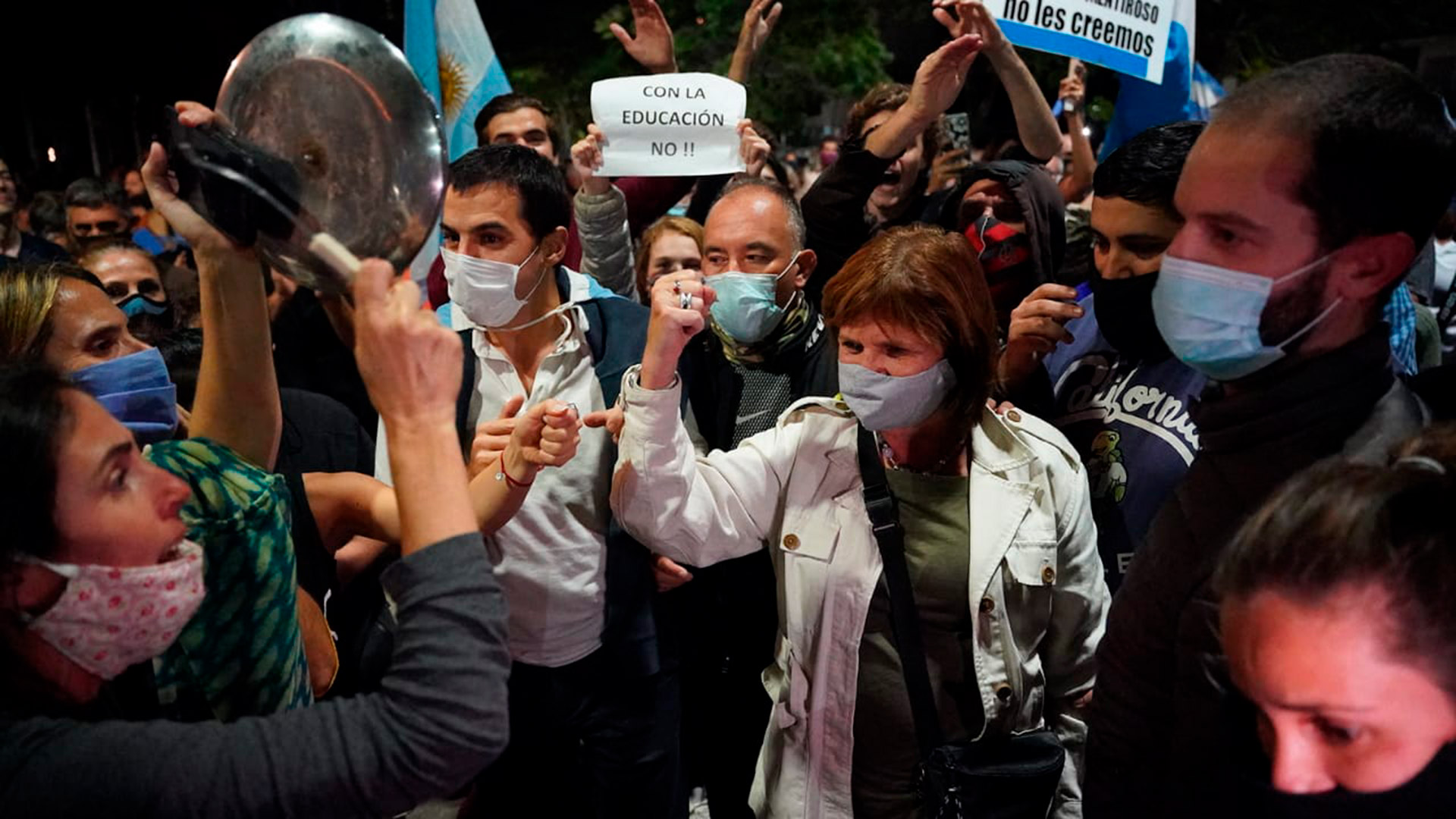 Patricia Bullrich protesta en la quinta de Olivos por las medidas restrictivas a la educación que dispuso Alberto Fernández. Franco Fafasuli