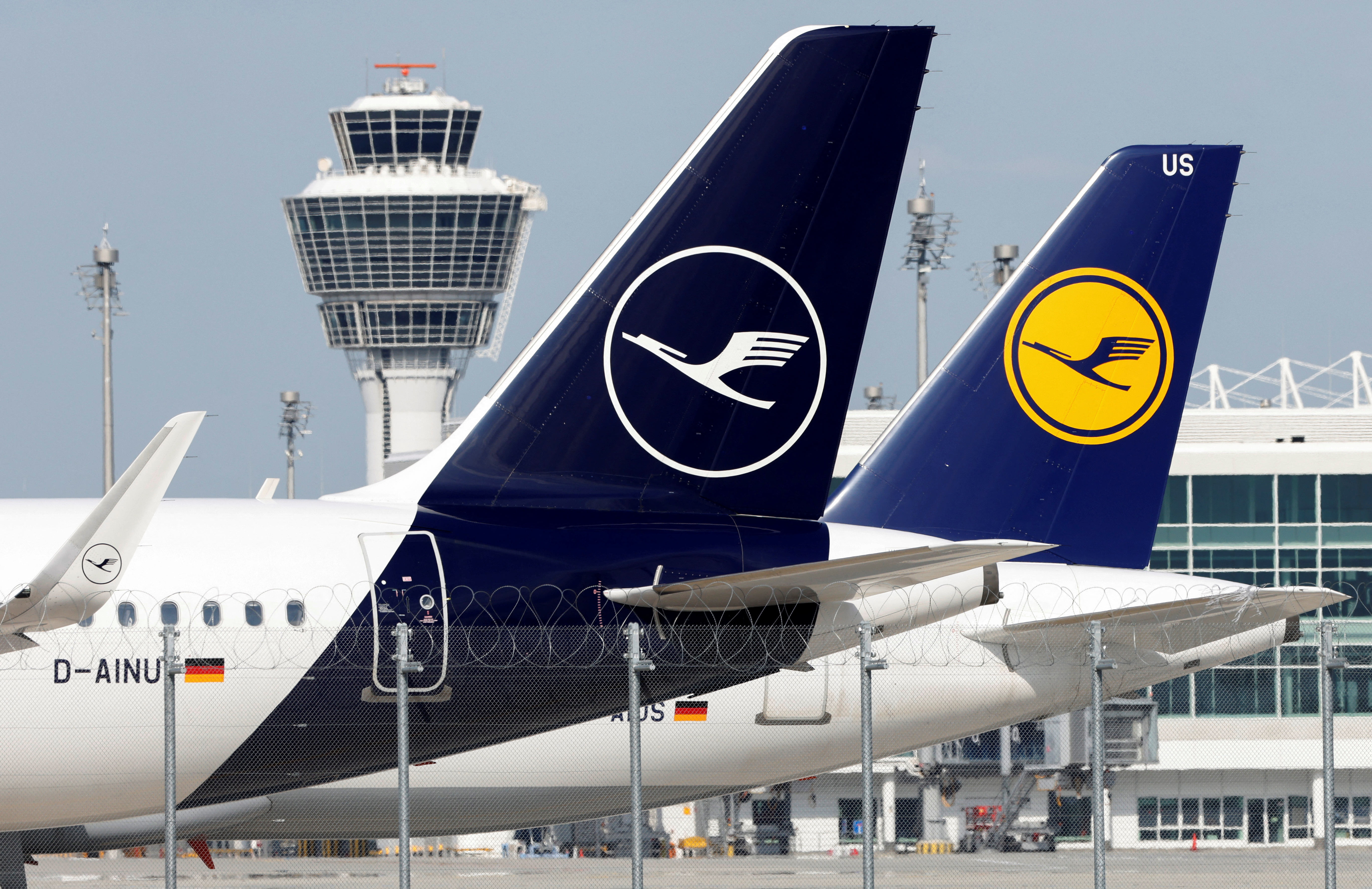 Aviones de Lufthansa en el aeropuerto de Múnich durante una huelga de advertencia organizada por el personal de tierra de Lufthansa por la reclamación salarial del 9,5 % por parte del sindicato alemán de trabajadores del sector público Verdi en Múnich, Alemania, el 27 de julio de 2022. REUTERS/Michaela Rehle