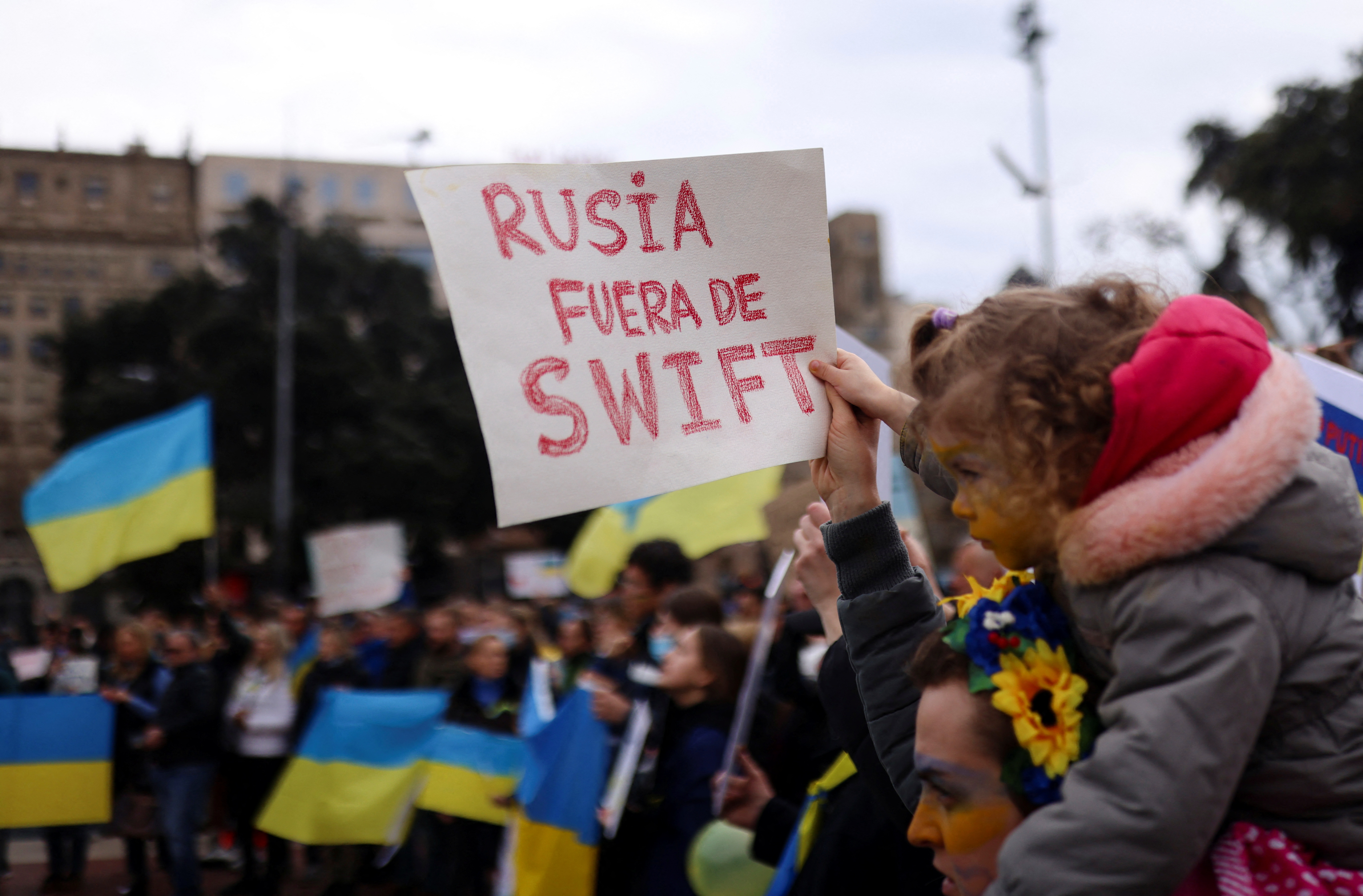 Manifestación en Ucrania. Una pancarta pide la exclusión rusa del SWIFT
REUTERS/Nacho Doce
