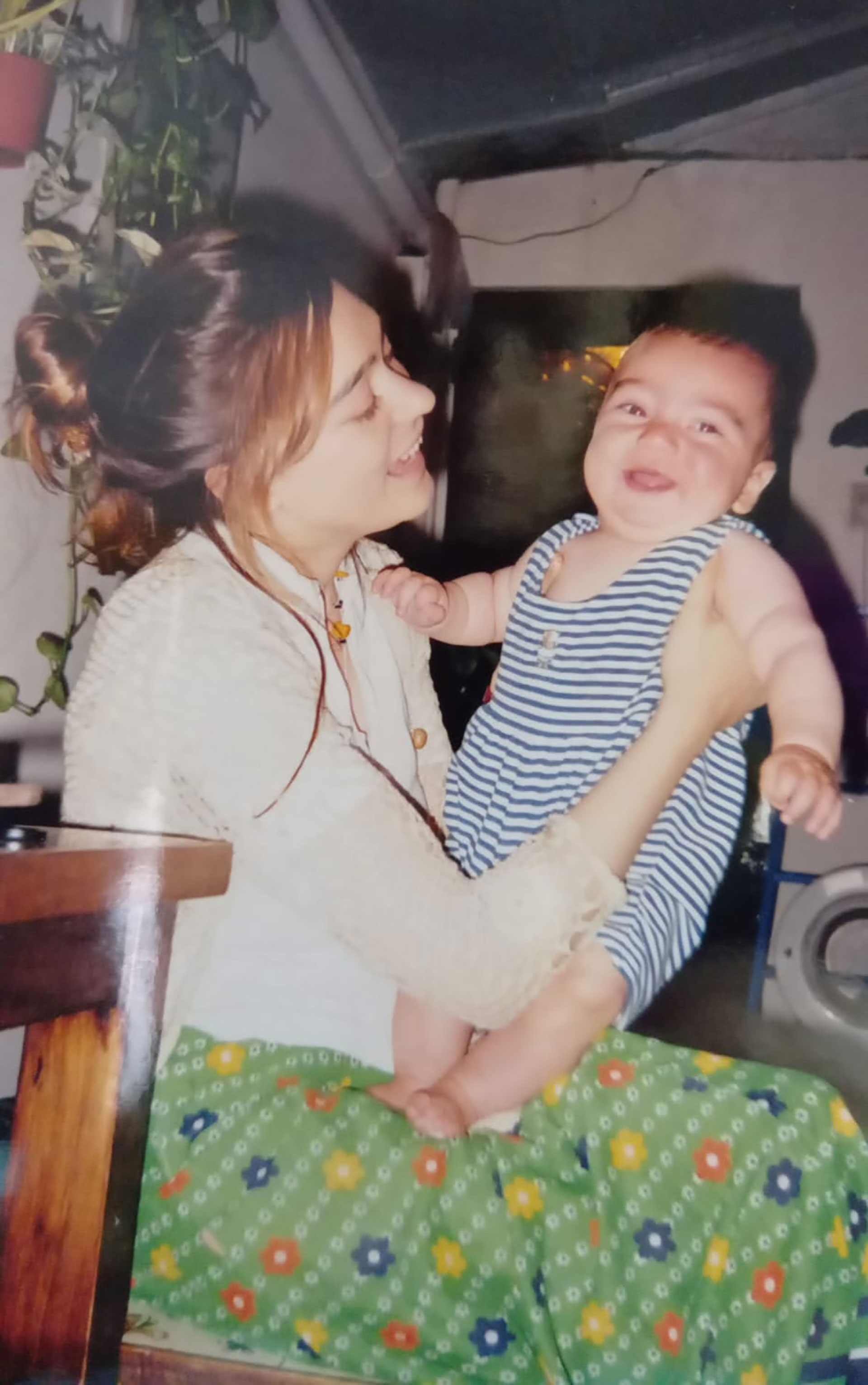 Con su hijo y sin noticias de su "alma gemela"