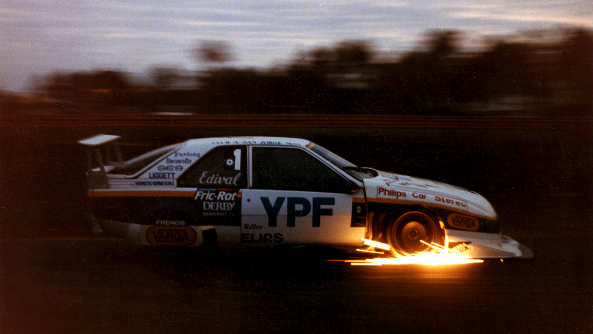 El Fuego en su máxima expresión. Una tarde de clasificación en Concordia en 1993, con Traverso marcando una Pole Position. Fue el último año del auto corriendo oficialmente en las pistas. (Foto Rogelio Cano / Alejandro de Brito)