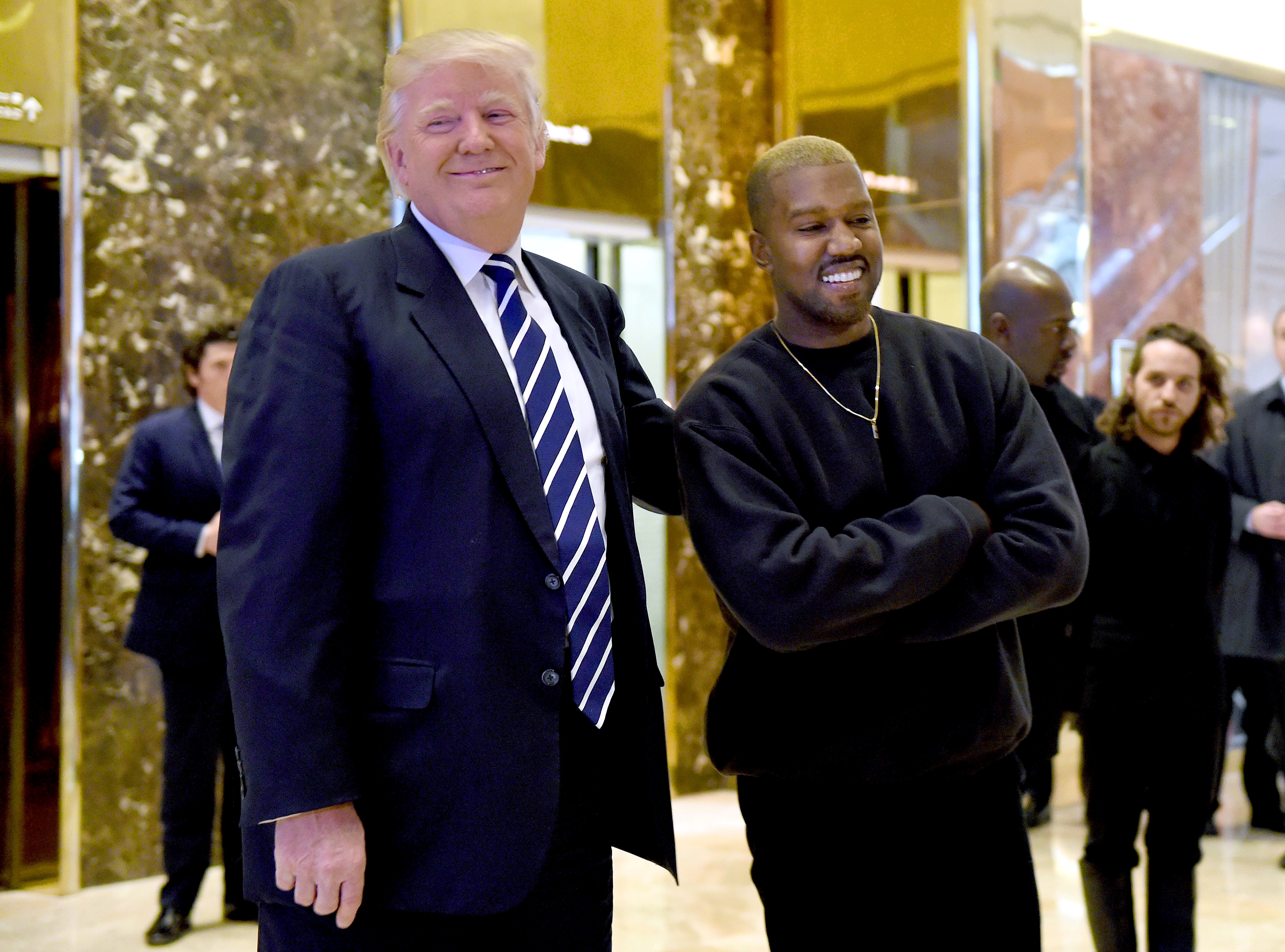  Kanye West y el entonces presidente Donald Trump 