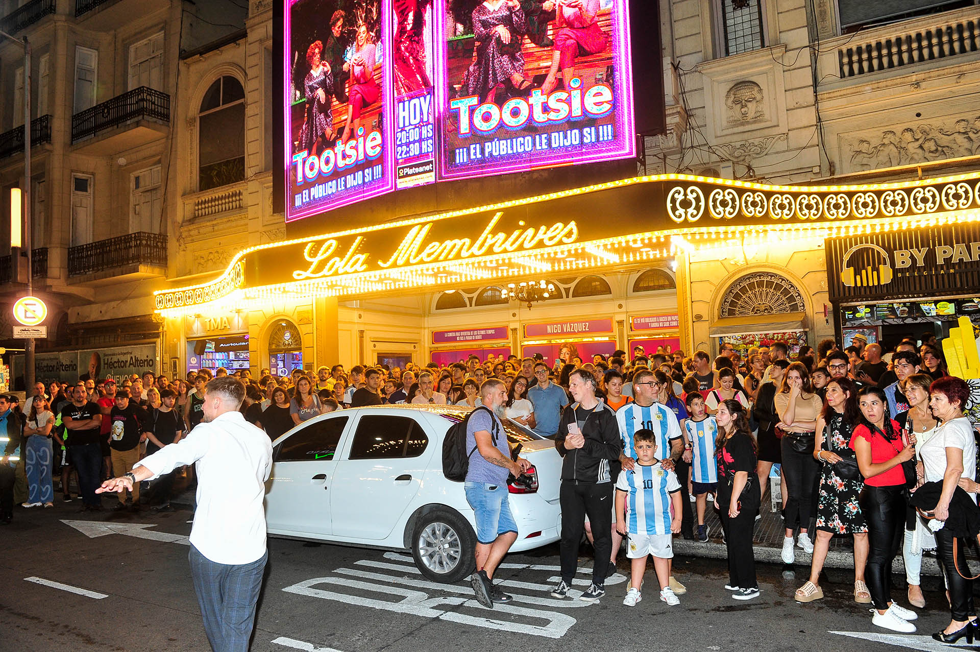 Cientos de personas se agolparon frente a la sala teatral porque creían que Lionel Messi había ido a ver la obra "Tootsie", que interpreta su amigo Nicolás Vázquez (Crédito:  Convenio GROSBYGROUP-RSFOTOS)