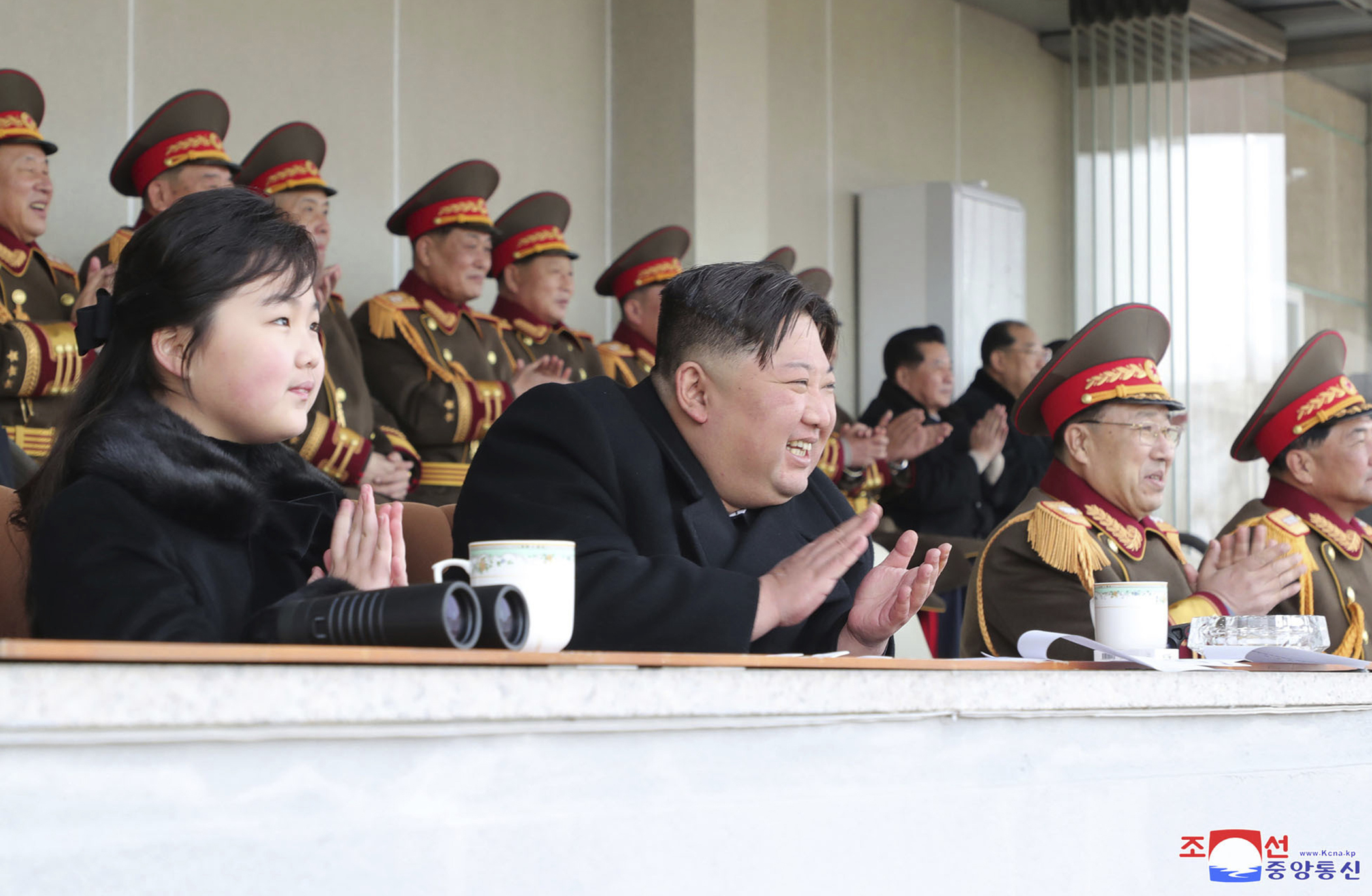 Esta imagen, distribuida por el régimen de Corea del Norte, muestra al líder del país, Kim Jong Un (centro), y a su hija (izquierda) en una competición deportiva con miembros del gobierno y del Ministerio de Defensa Nacional, en una ubicación no revelada en Corea del Norte, el 17 de febrero de 2023. (Agencia Central de Noticias de Corea /Korea News Service vía AP)