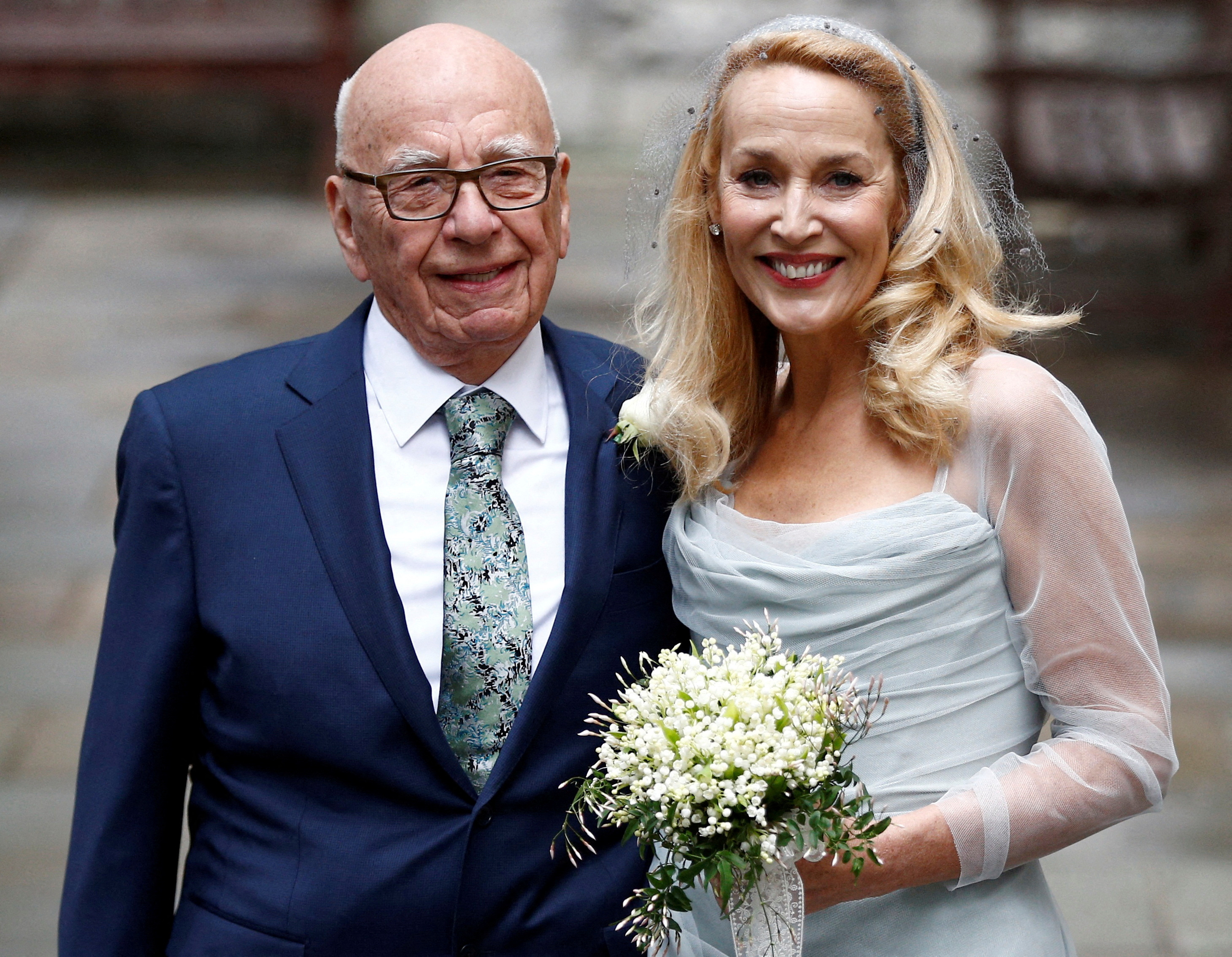 Rupert Murdoch y Jerry Hall en su boda en Londres, en 2016 (Reuters)