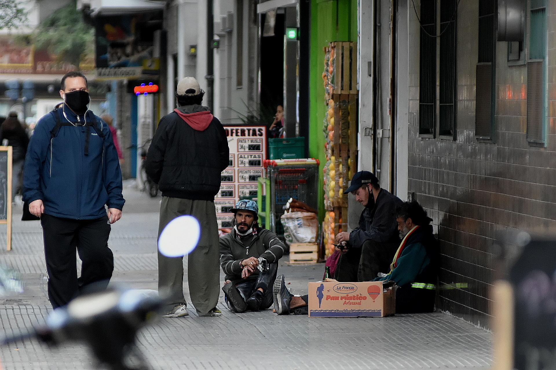El Gobierno porteño también entrega un subsidio habitacional para personas que están en situación de calle puedan alquilar una habitación en algún hotel. Según el 2° censo popular, 2.314 afirmaron que no lo reciben: representan el 77% del total de las personas en esta condición.