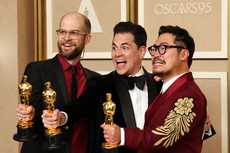 Daniel Kwan, Daniel Scheinert y Jonathan Wang posan con el Oscar a mejor película por "Todo en todas partes al mismo tiempo" (Foto: REUTERS/Mike Blake)