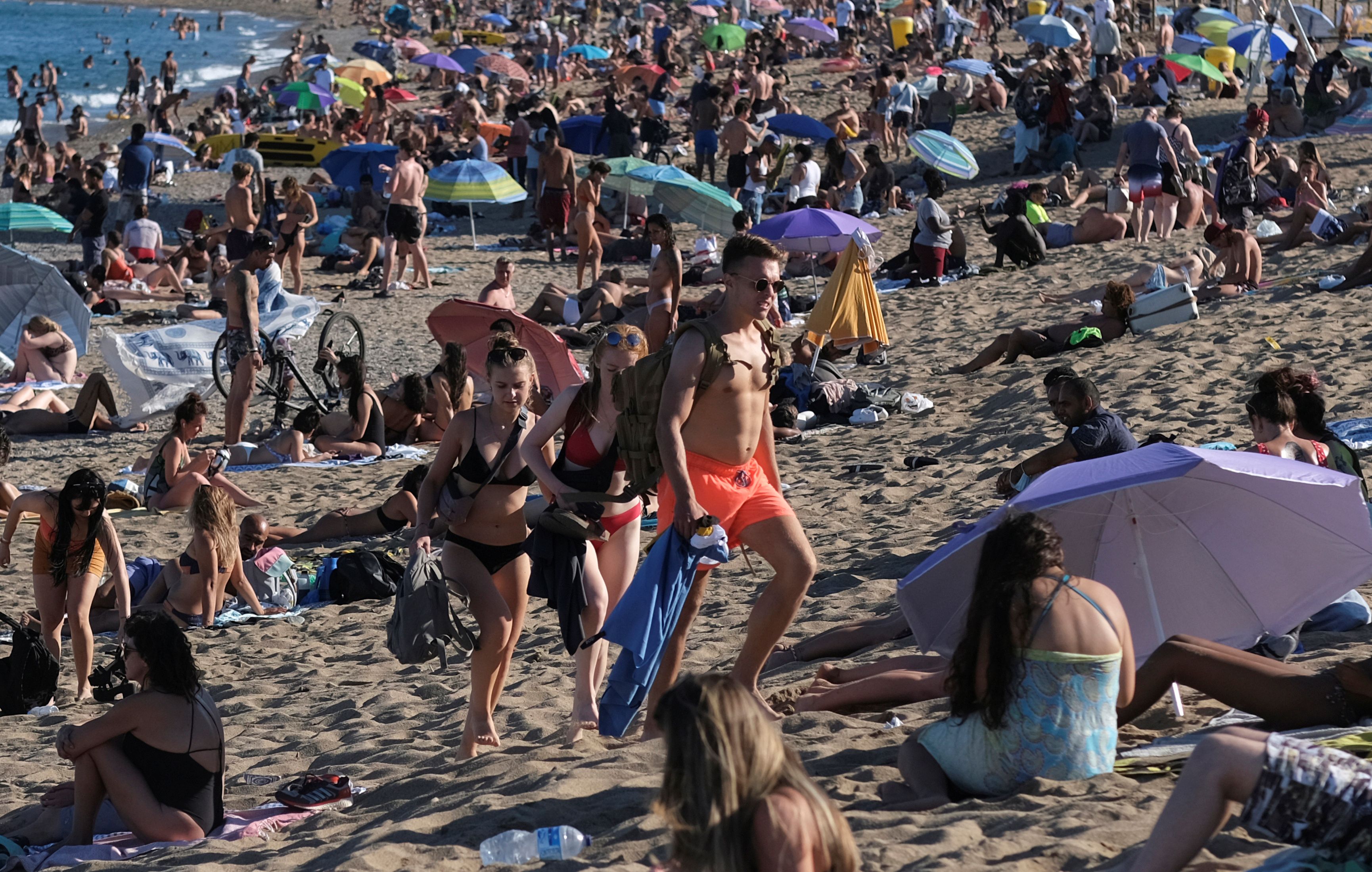 La gente disfruta del tiempo soleado en la playa de la Barceloneta, el 19 de julio de 2020 (REUTERS/Nacho Doce)