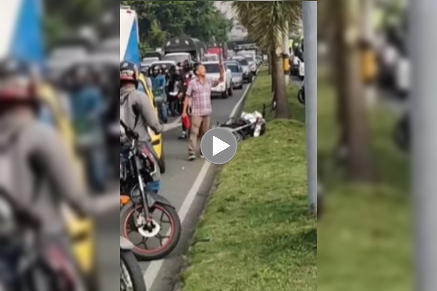 Video: Taxista en Medellín se estrelló con motociclista y le sacó un machete