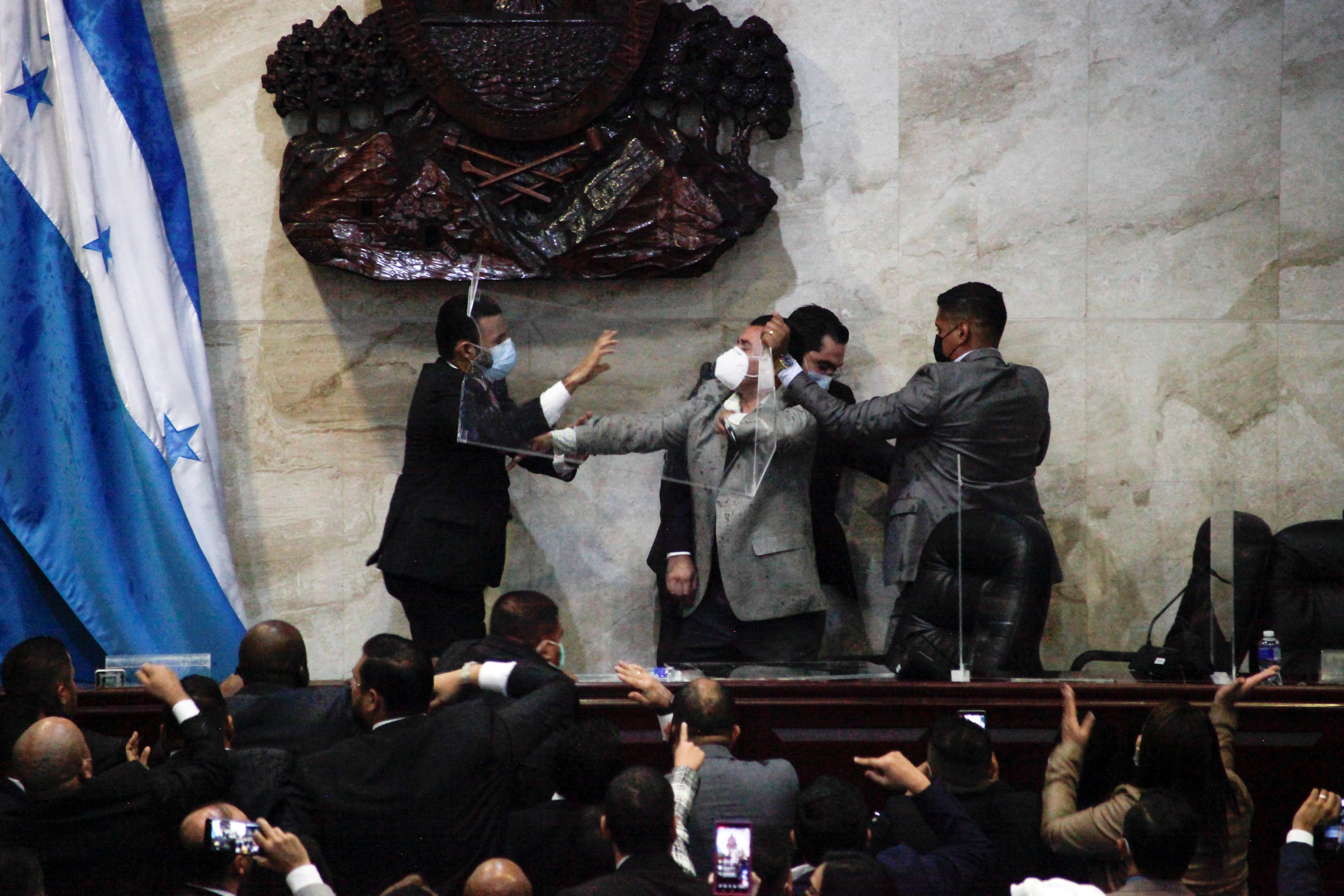 DIputados de LIBRE intenta golpear a Jorge Calix (REUTERS/Fredy Rodriguez)