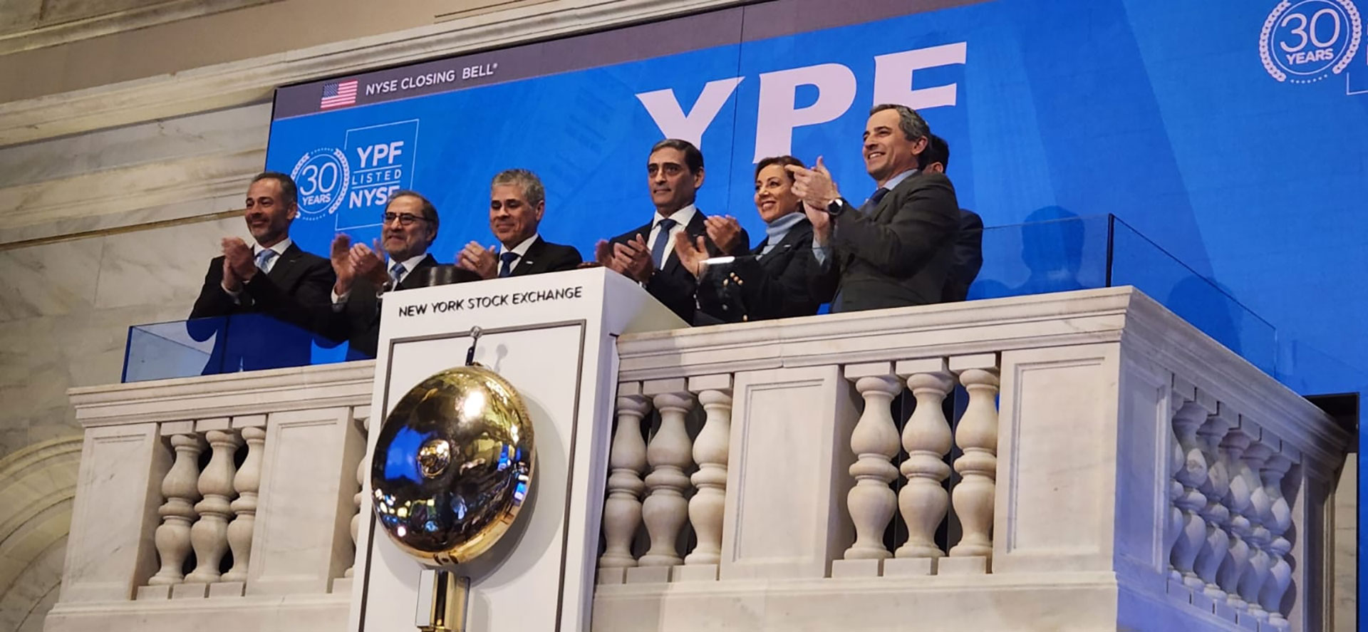 Las autoridades de YPF realizaron el tradicional “closing bell”, el toque de campana con el que se cierra la ronda del día en el índice bursátil