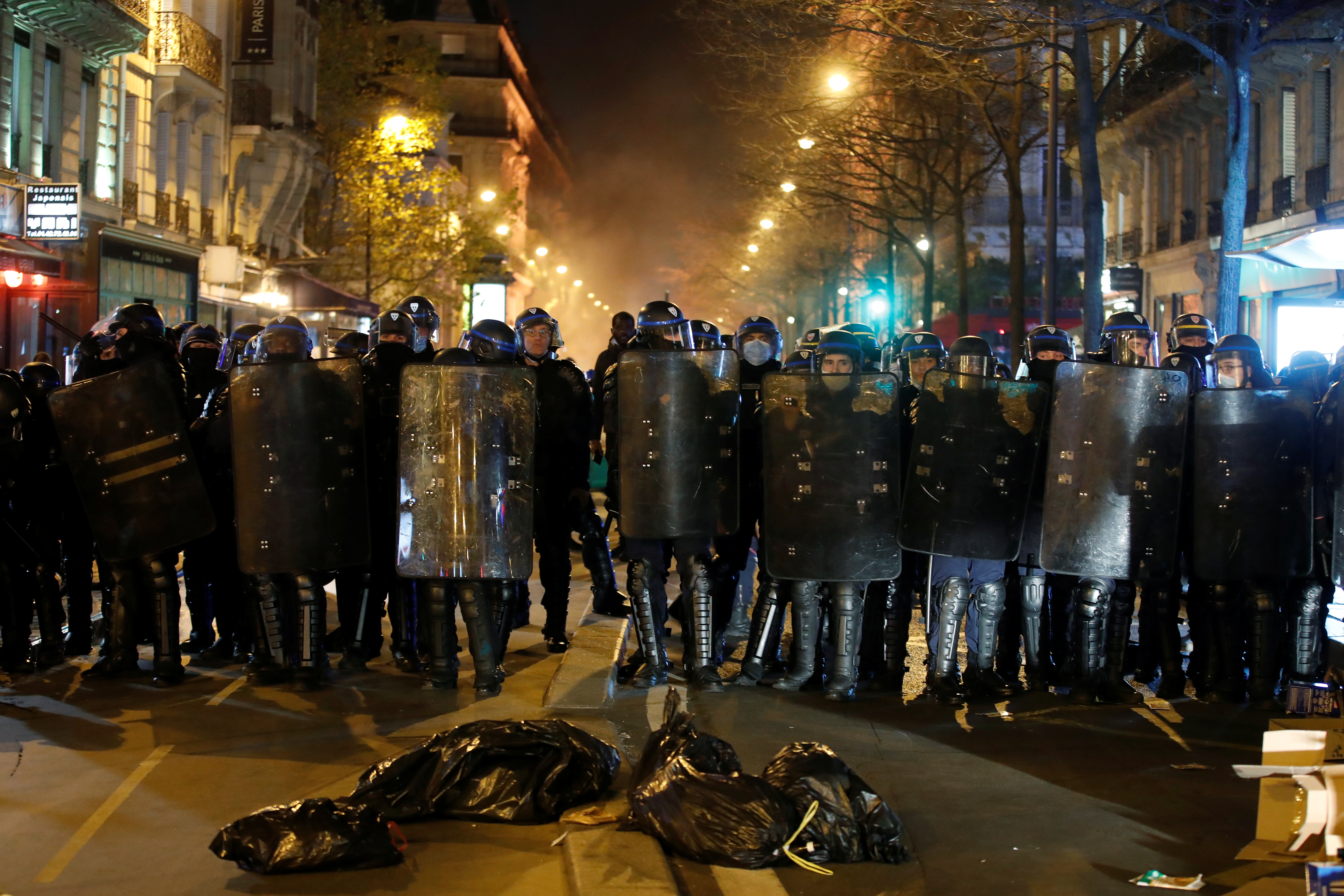 Policías antidisturbios franceses forman una fila durante una protesta para mostrar su apoyo a los solicitantes de asilo el 24 de noviembre de 2020 (REUTERS/Gonzalo Fuentes)