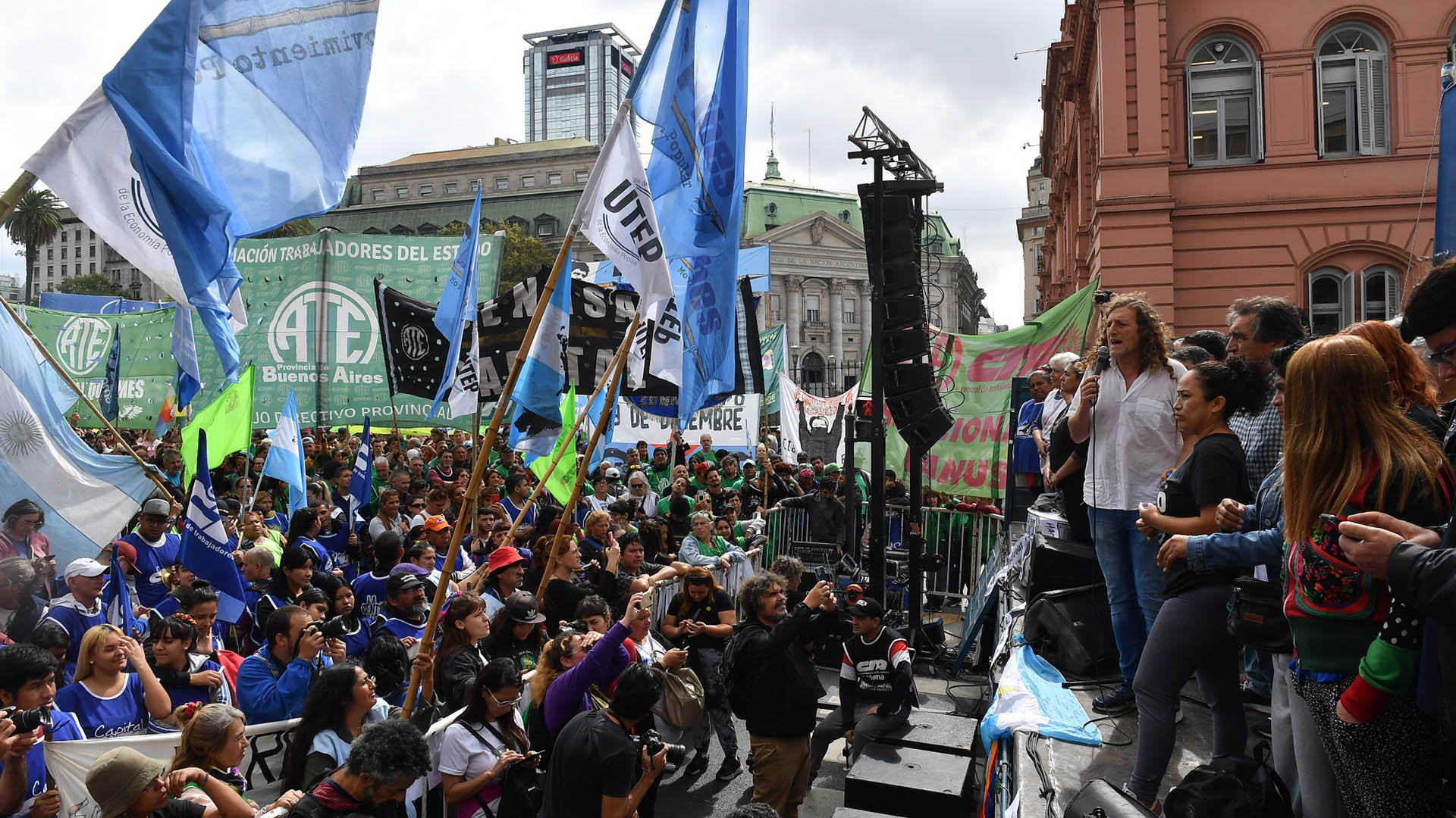 Los manifestantes realizaron un acto en la Plaza de Mayo, frente al Ministerio de Economía