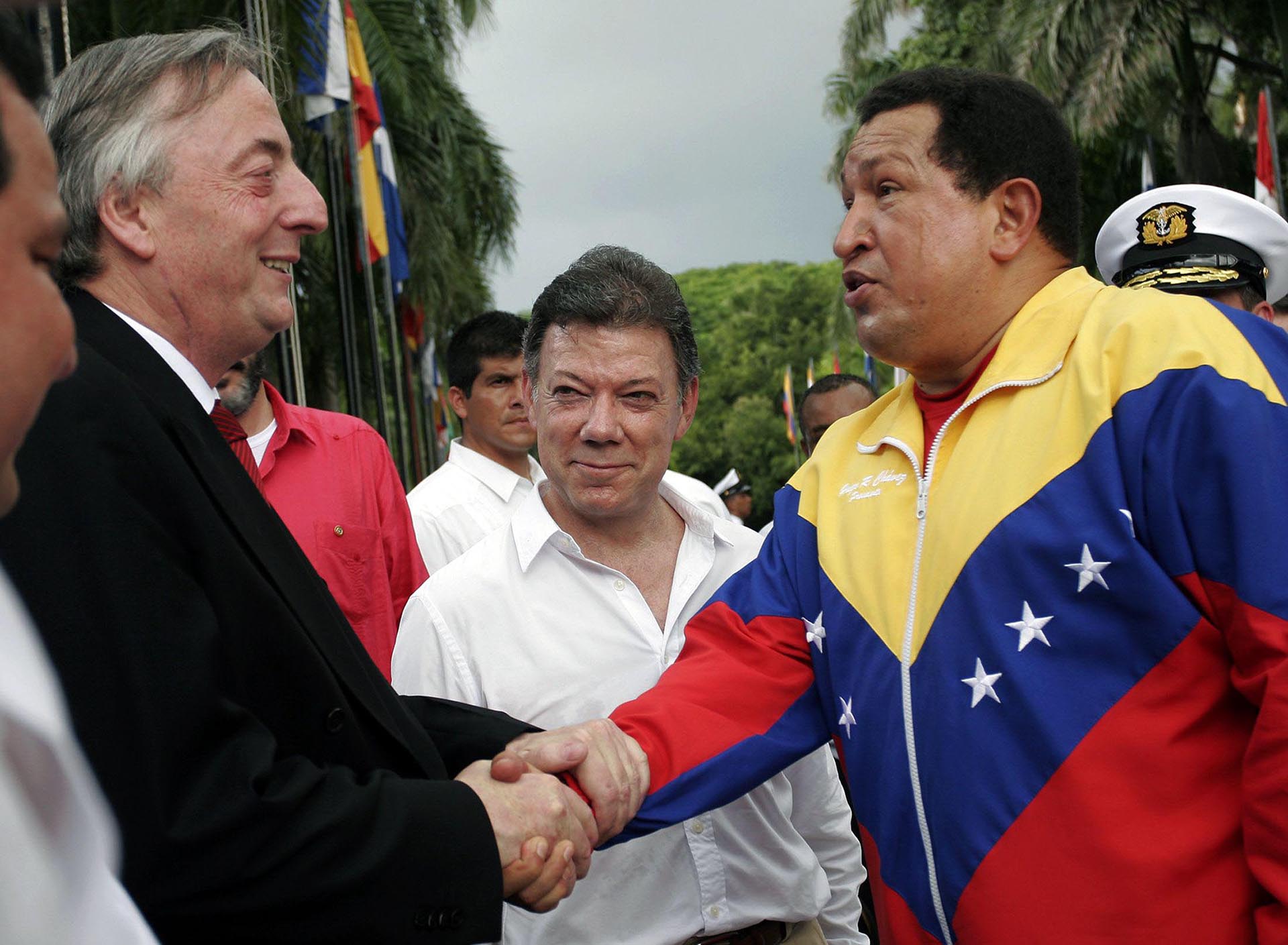 Hugo Chavez y Nestor Kirchner en Colombia (AFP PHOTO/Marina Maldonado)