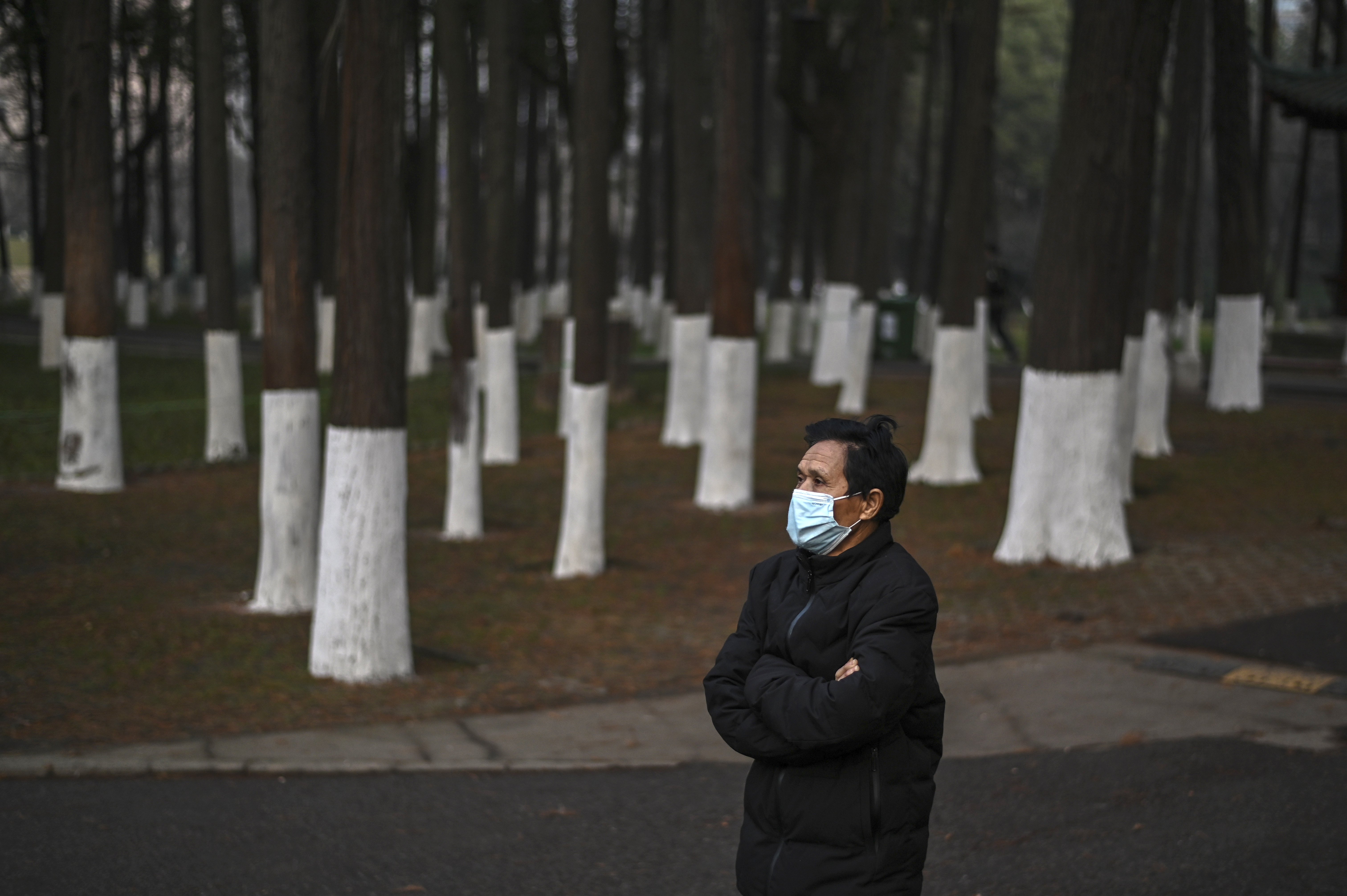 Un hombre en el parque de diversiones Zhongshan de Wuhan (Hector RETAMAL / AFP)