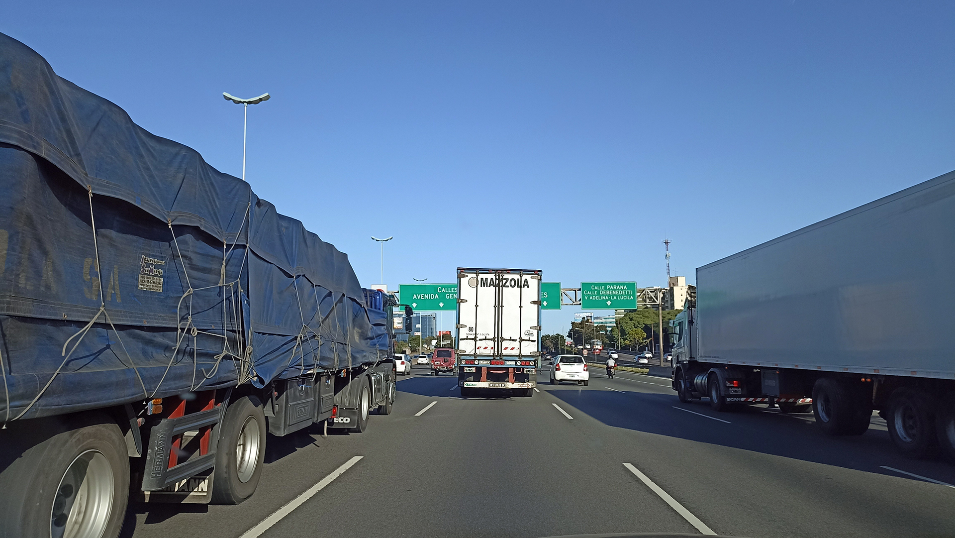Los camiones deberían circular por los dos carriles de menor velocidad, los del lado derecho, pero la norma no les prohibe ocupar otros carriles
