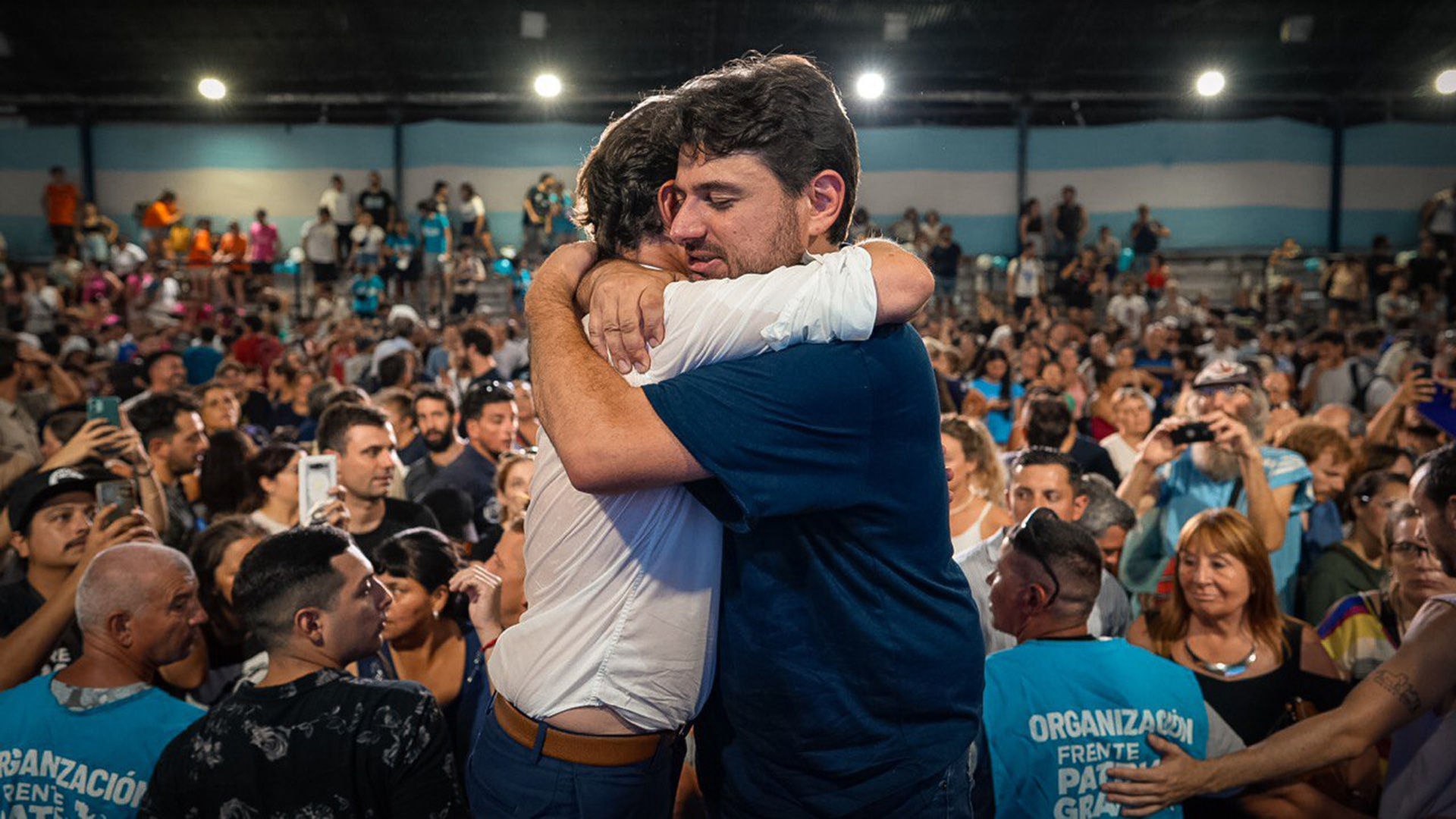 Juan Grabois se abraza con Axel Kicillof en La Plata