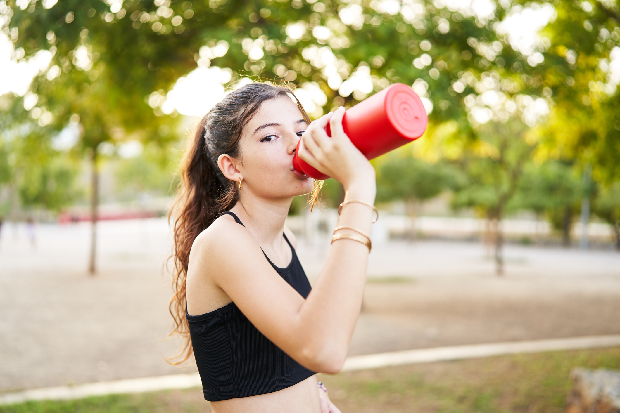 Mantener una óptima hidratación es esencial para mantener el intestino en buena salud (Getty Images)