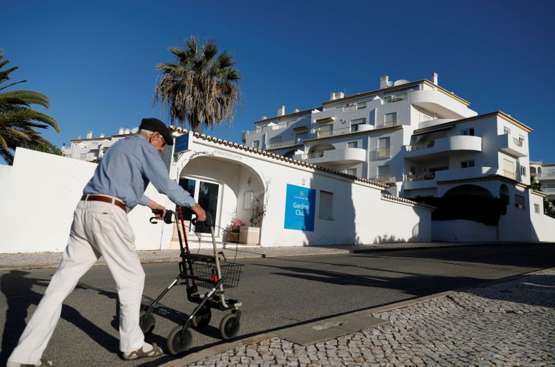 Un hombre camina junto al apartamento donde Madeleine McCann, de tres años de edad, desapareció en 2007, en Praia da Luz, Portugal. 5 de junio de 2020. REUTERS/Rafael Marchante