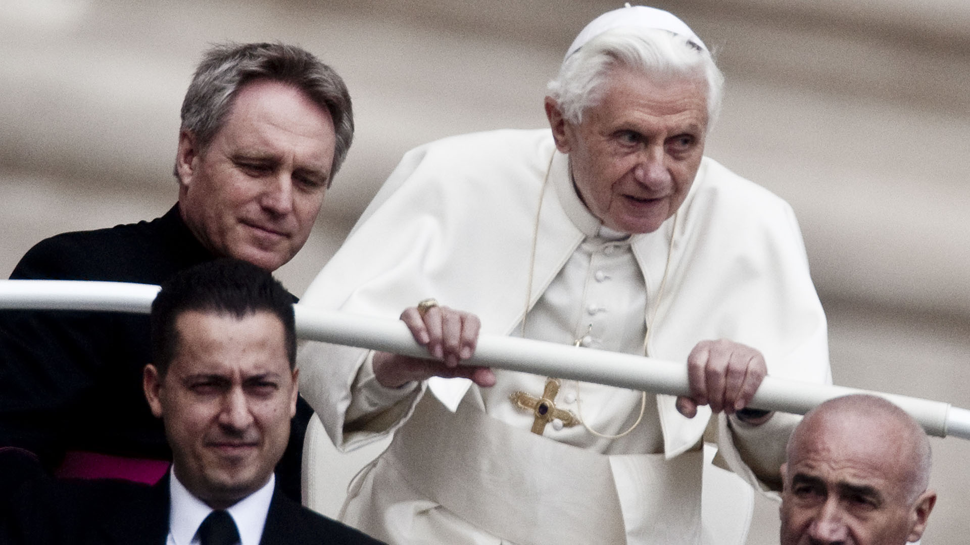 El papa emérito Benedicto XVI, durante una audiencia en la plaza San Pedro cuando aún ejercía como Sumo Pontífice (Alessandra Benedetti/Corbis via Getty Images)