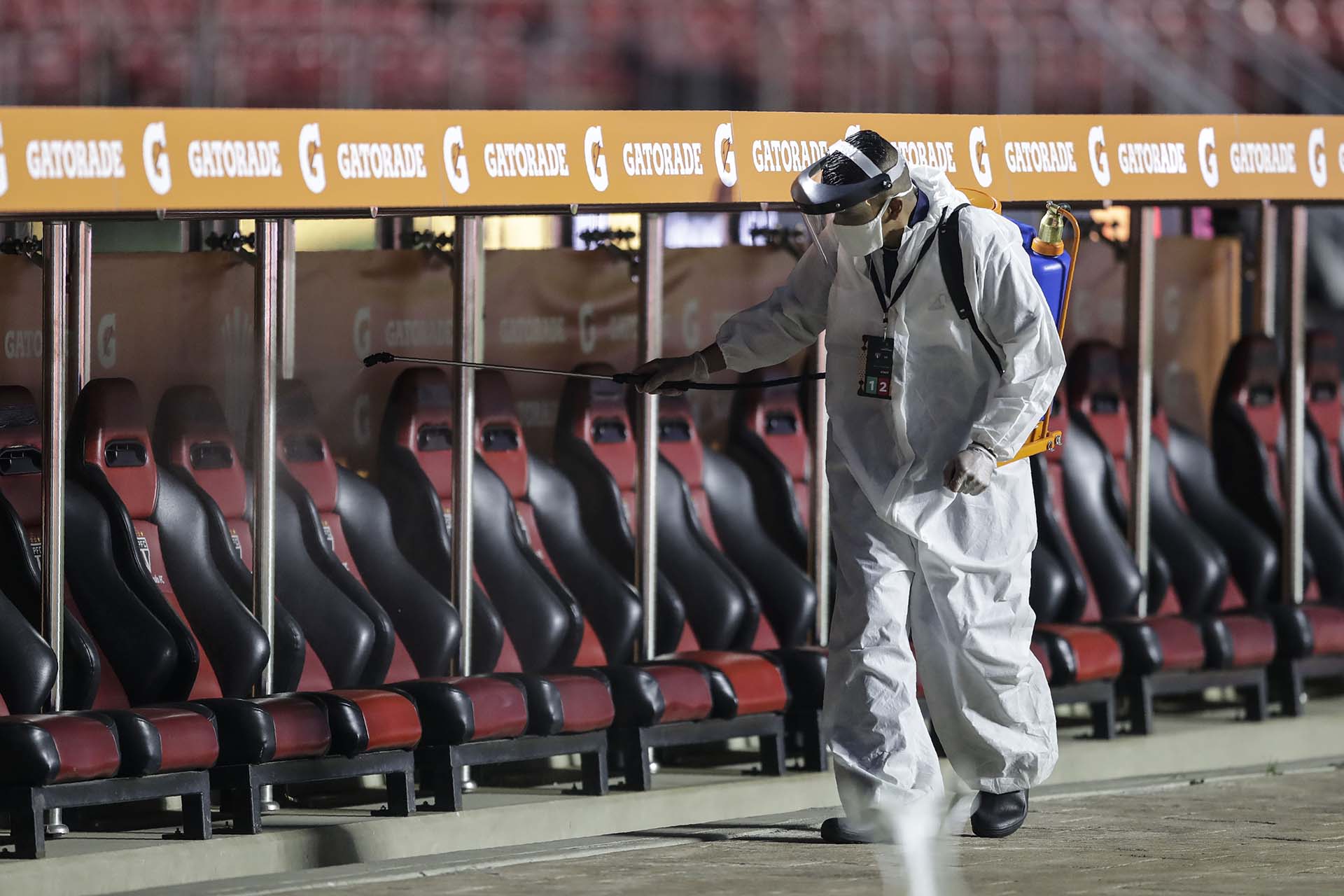 Limpieza en los bancos de suplentes en el Morumbí (Andre PENNER / POOL / AFP)