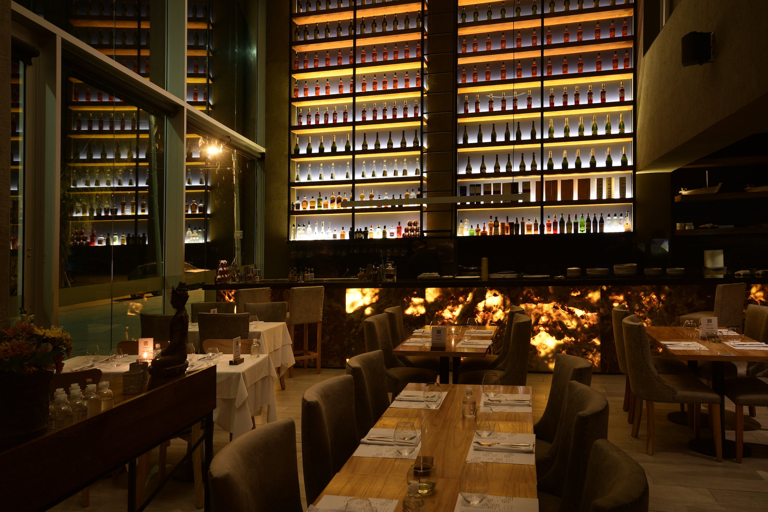 Una buena opción para terminar el día, es visitar su deck, atractivo salón o entrepiso más reservado, y pedir alguno de los platos más icónicos de Perú y las especialidades japonesas, además de originales piezas de sushi fusión