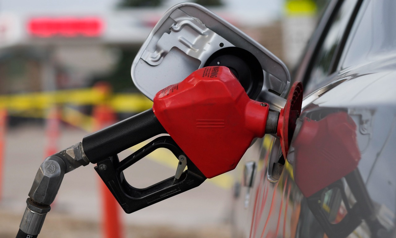 Precio de la gasolina seguirá al alza: ministro Ricardo Bonilla dice que aún falta por subir $4.700