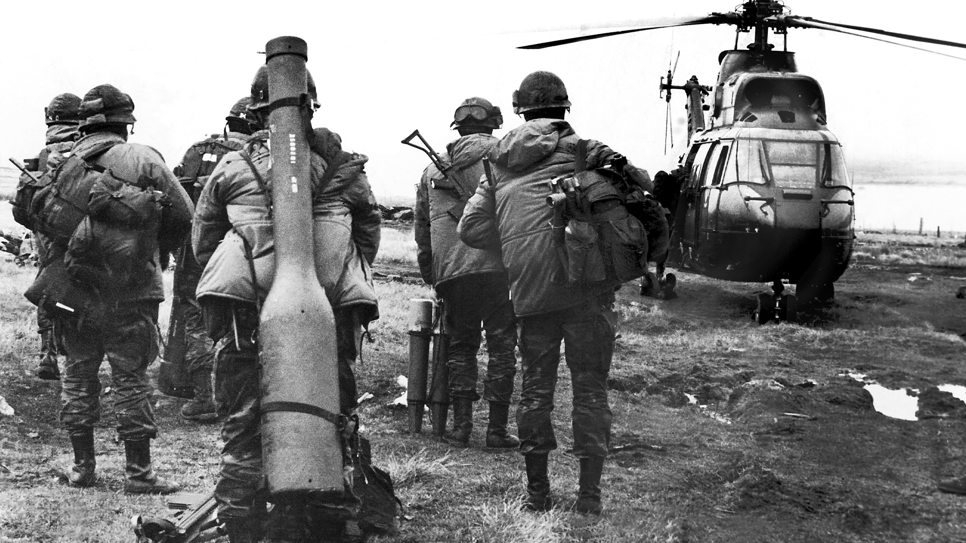Efectivos argentinos a la espera de trepar al helicóptero que los lleve a ocupar sus posiciones en las islas Archivo DEF