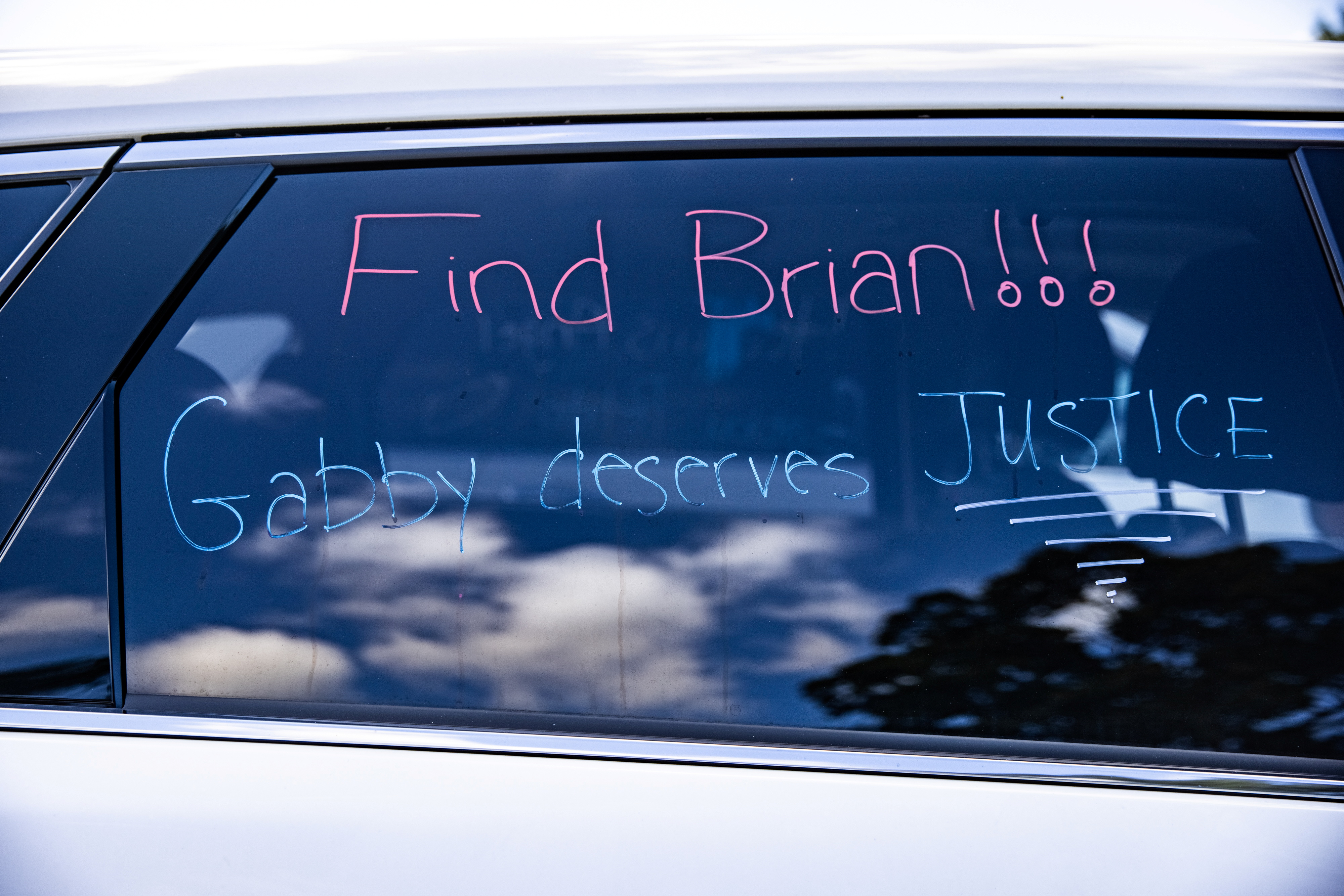 "Encuentren a Brian, Gabby merece justicia", en un cartel en Holbrook, Nueva York (REUTERS/Jeenah Moon)