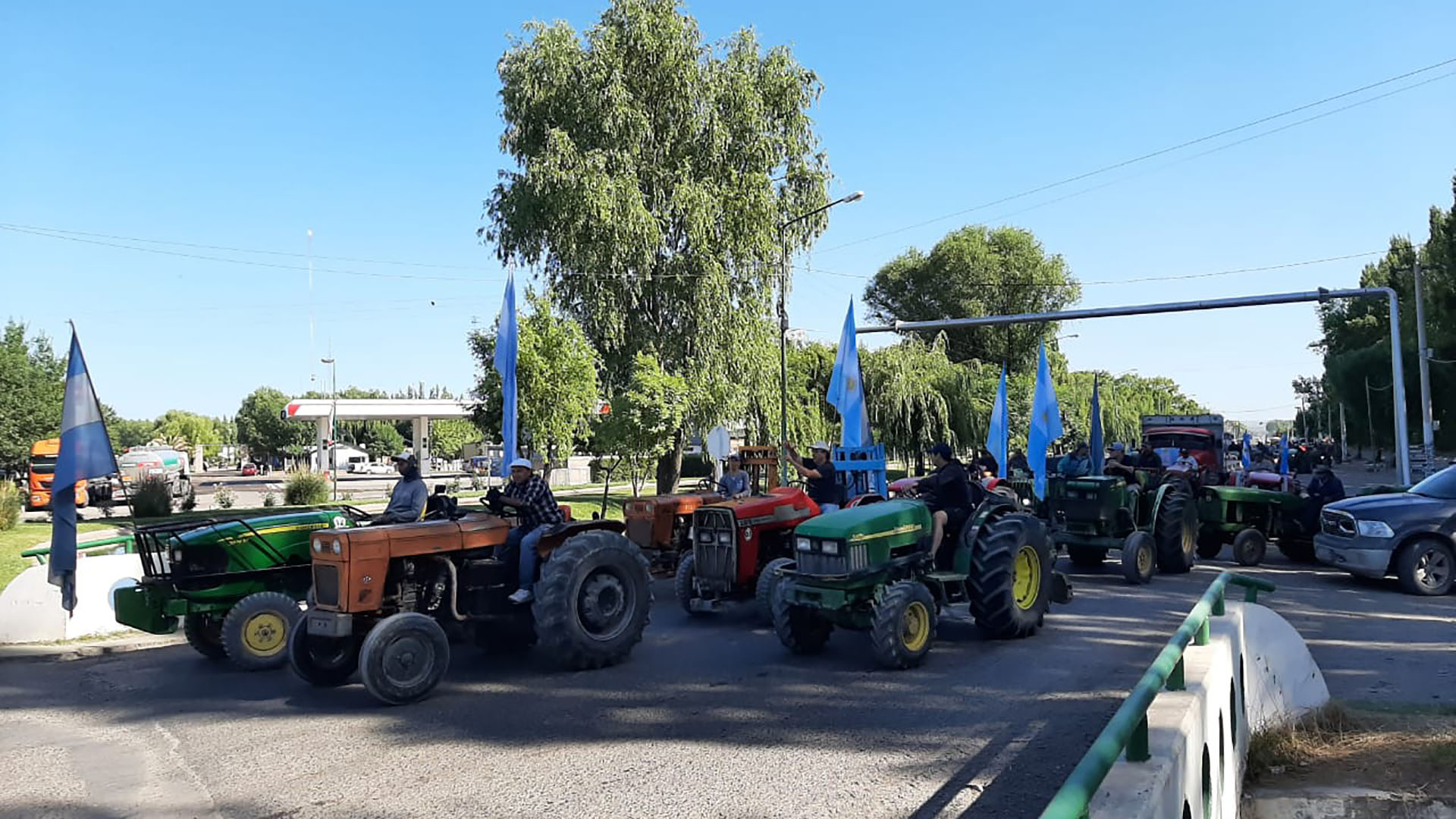 “cada 4 Días Desaparece Un Productor” En El Alto Valle Hubo Tractorazo Y Pedidos De Un Dólar