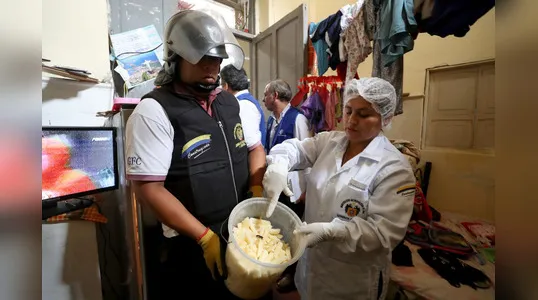 Papas fritas del terror: intervienen empresa que cortaba papas para pollerías y restaurantes en medio de la suciedad e insalubridad
