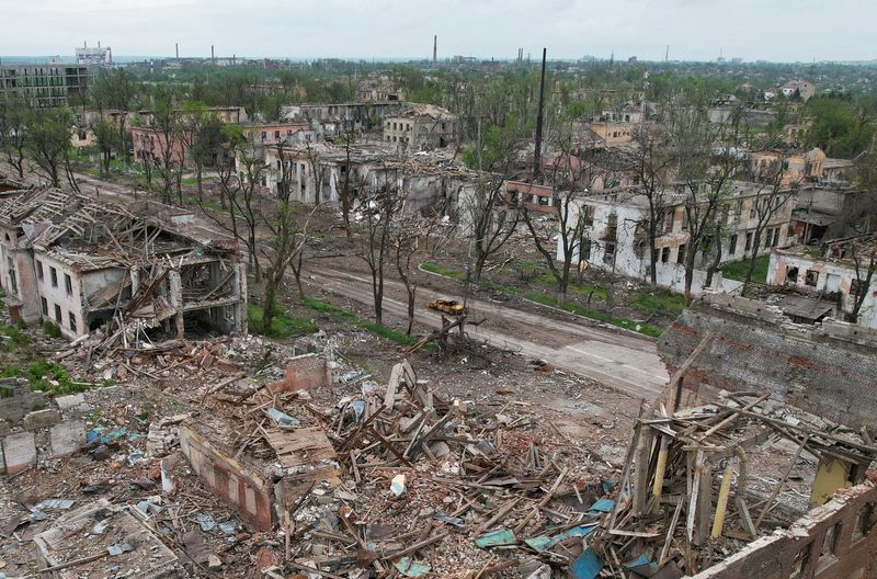 Edificios destruidos cerca de la planta Azovstal en la ciudad portuaria de Mariupol (REUTERS/Pavel Klimov)