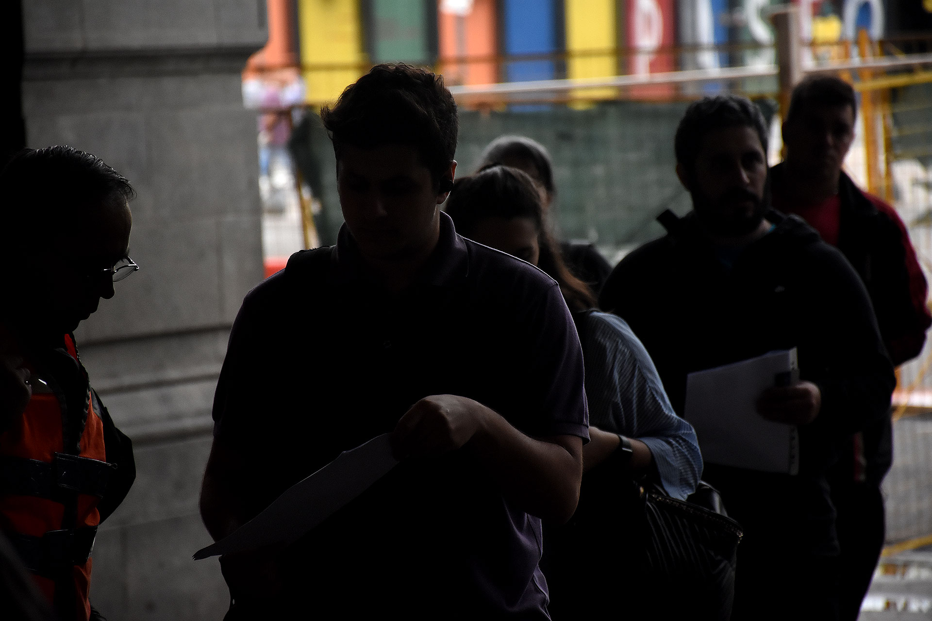 Un policía controla los permisos de circulación