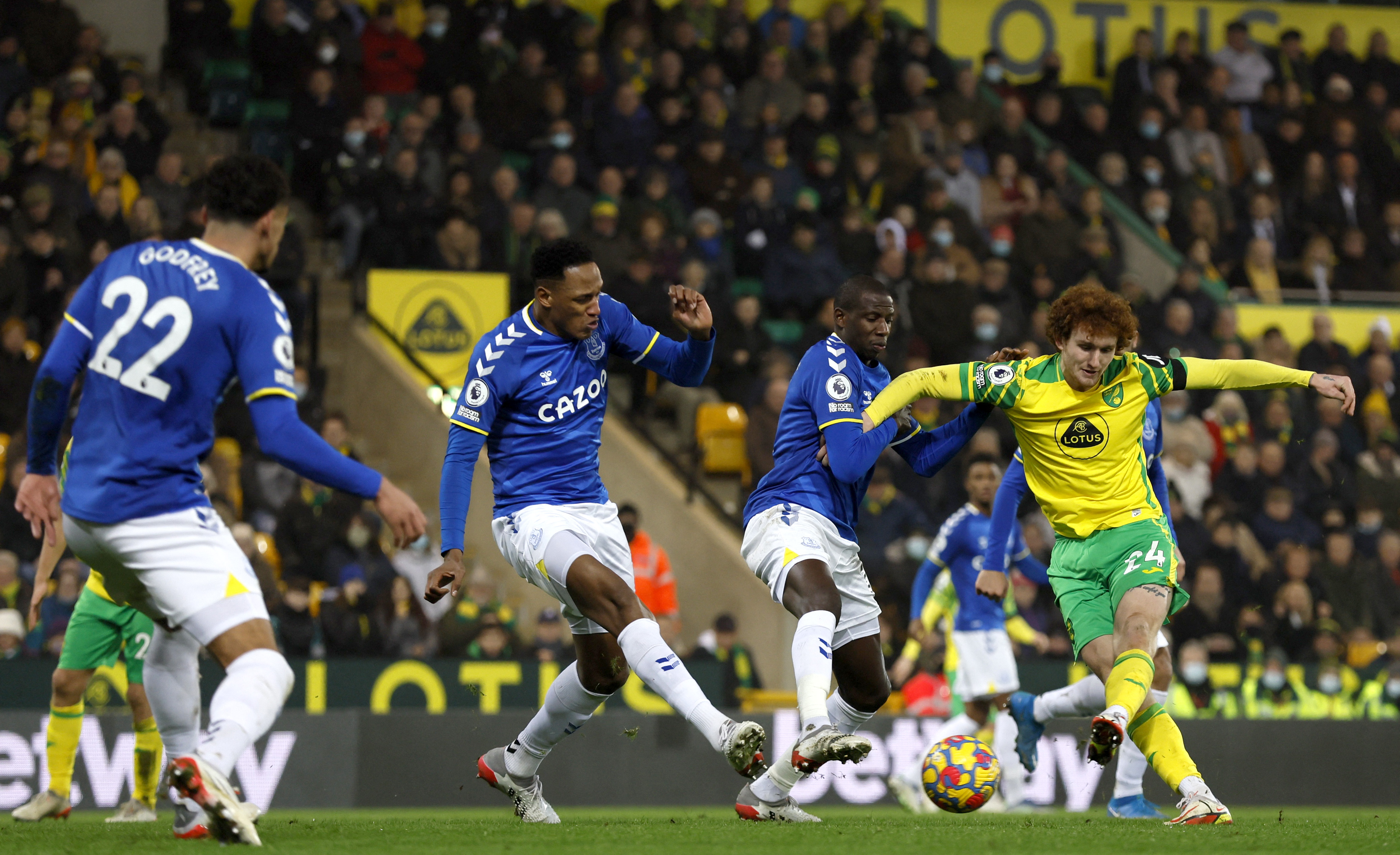 El 15 de enero, luego de un mes y nueve días sin jugar, Yerry Mina volvió a tener minutos en cancha con el Everton, en la derrota ante el Norwich City. Reuters/Andrew Couldridge 