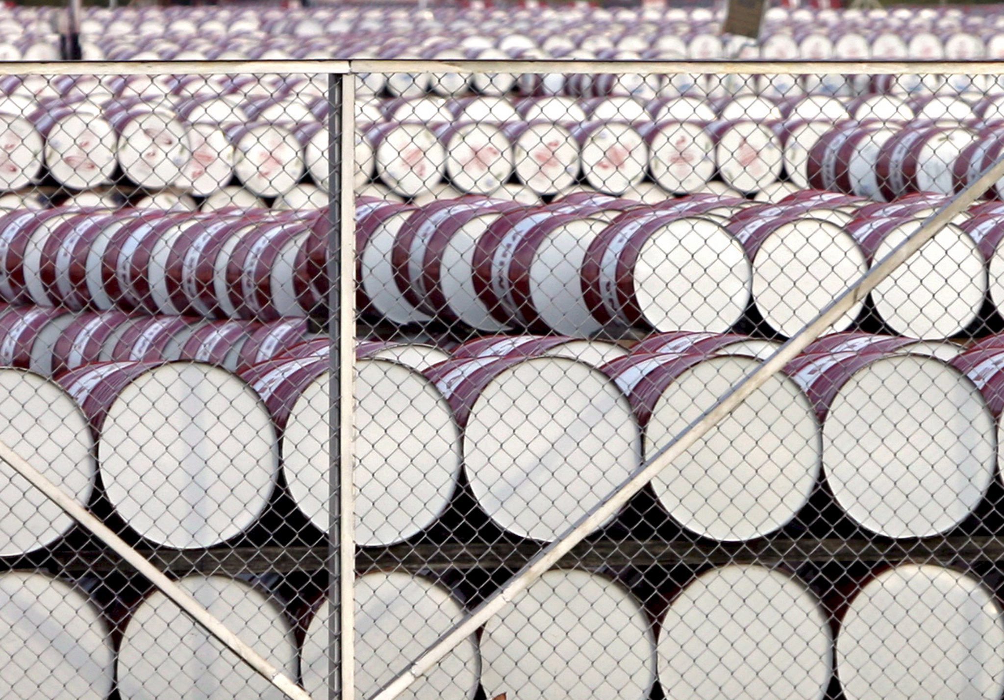 El precio del petr&oacute;leo cay&oacute; a m&iacute;nimos de una semana tras la pausa en los ataques entre Estados Unidos e Ir&aacute;n