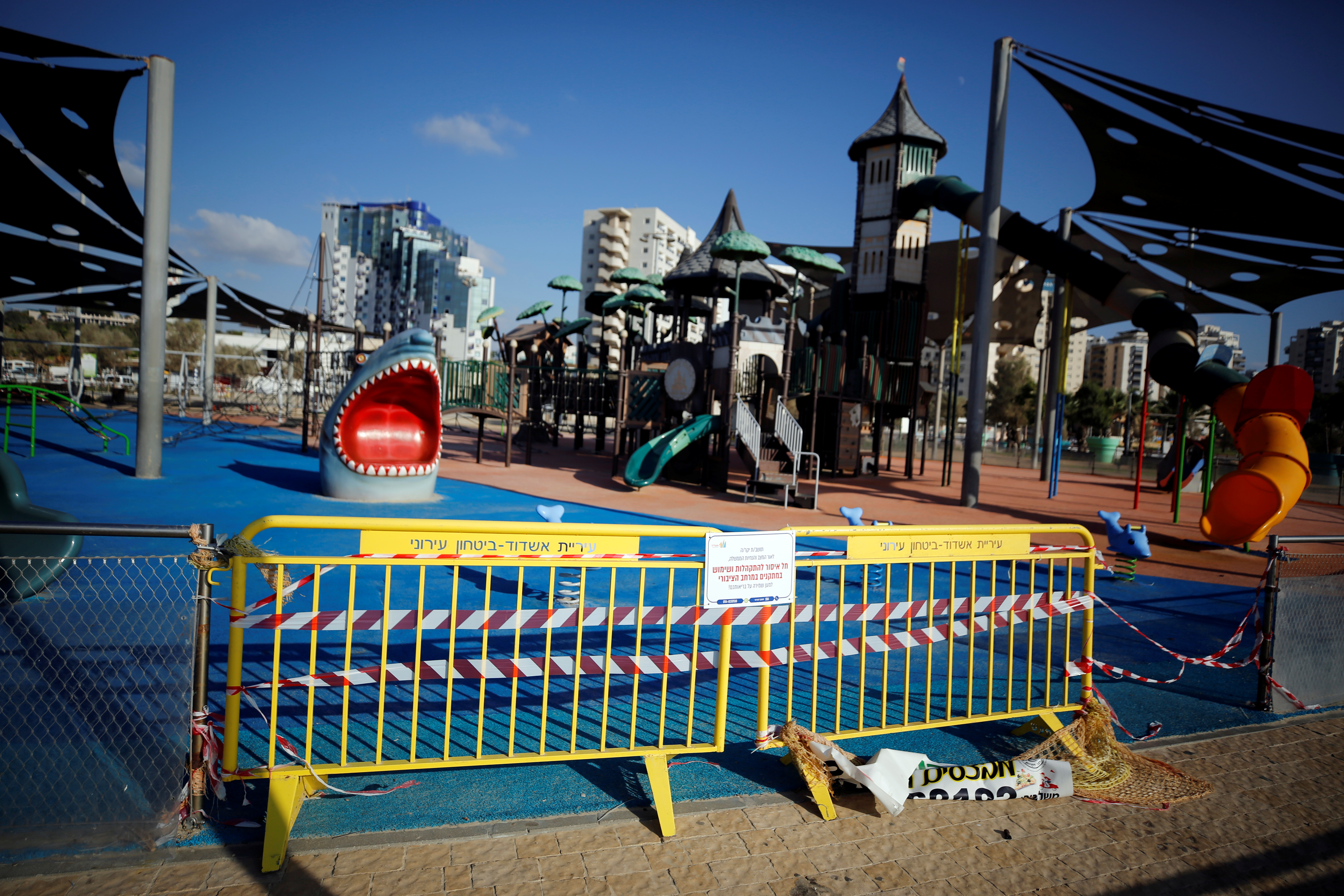 Una plaza de juegos en Israel, cerrada debido a las nuevas restricciones impuestas por la pandemia de Covid-19. Foto: REUTERS/Amir Cohen
