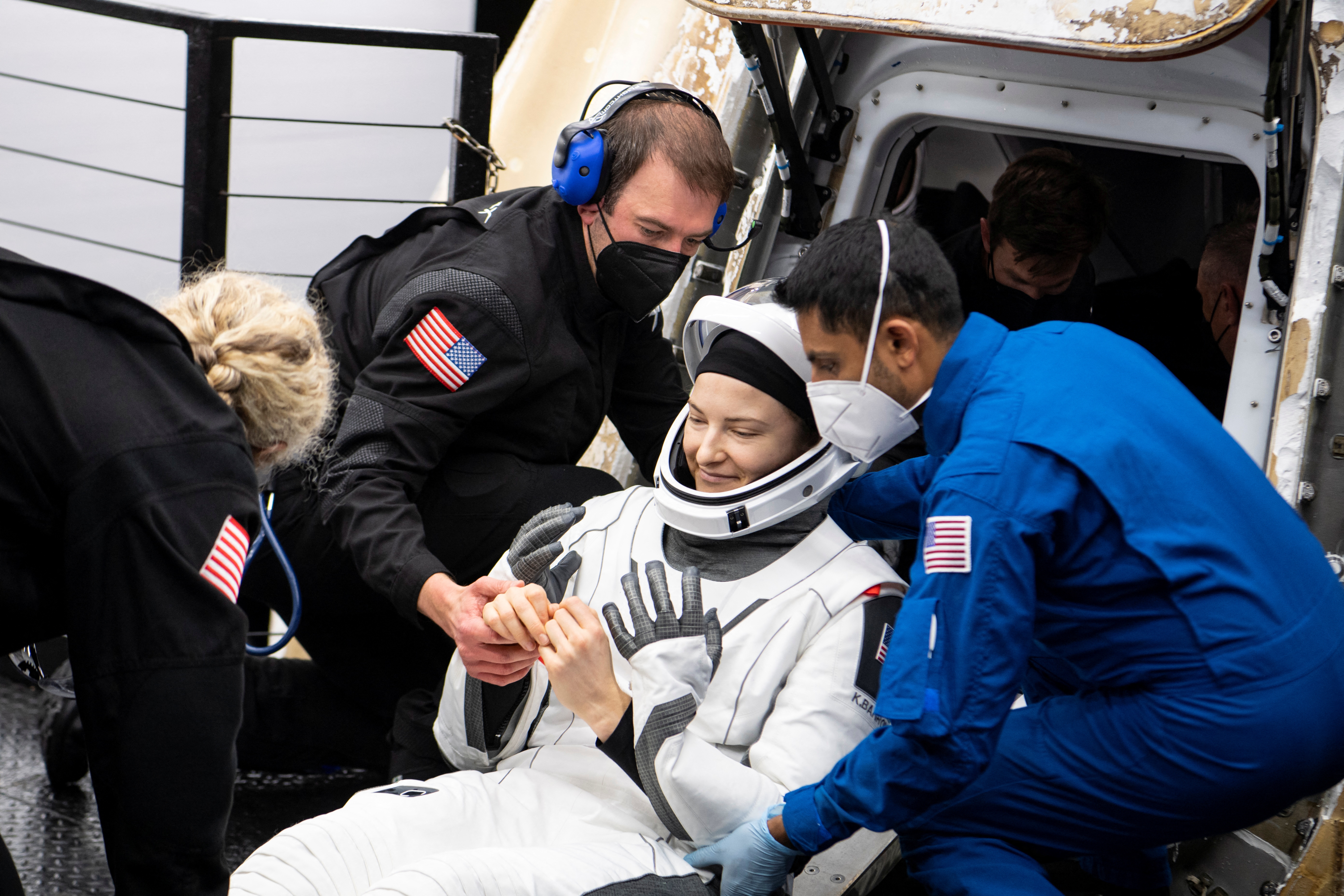 La astronauta de la NASA Kayla Barron recibe ayuda para salir de la nave espacial SpaceX Crew Dragon Endurance a bordo de la nave de recuperación SpaceX Shannon después de aterrizar en el Golfo de México, frente a la costa de Tampa, Florida, EE. UU., el 6 de mayo de 2022. NASA/Aubrey Gemignani/Folleto vía REUTERS.