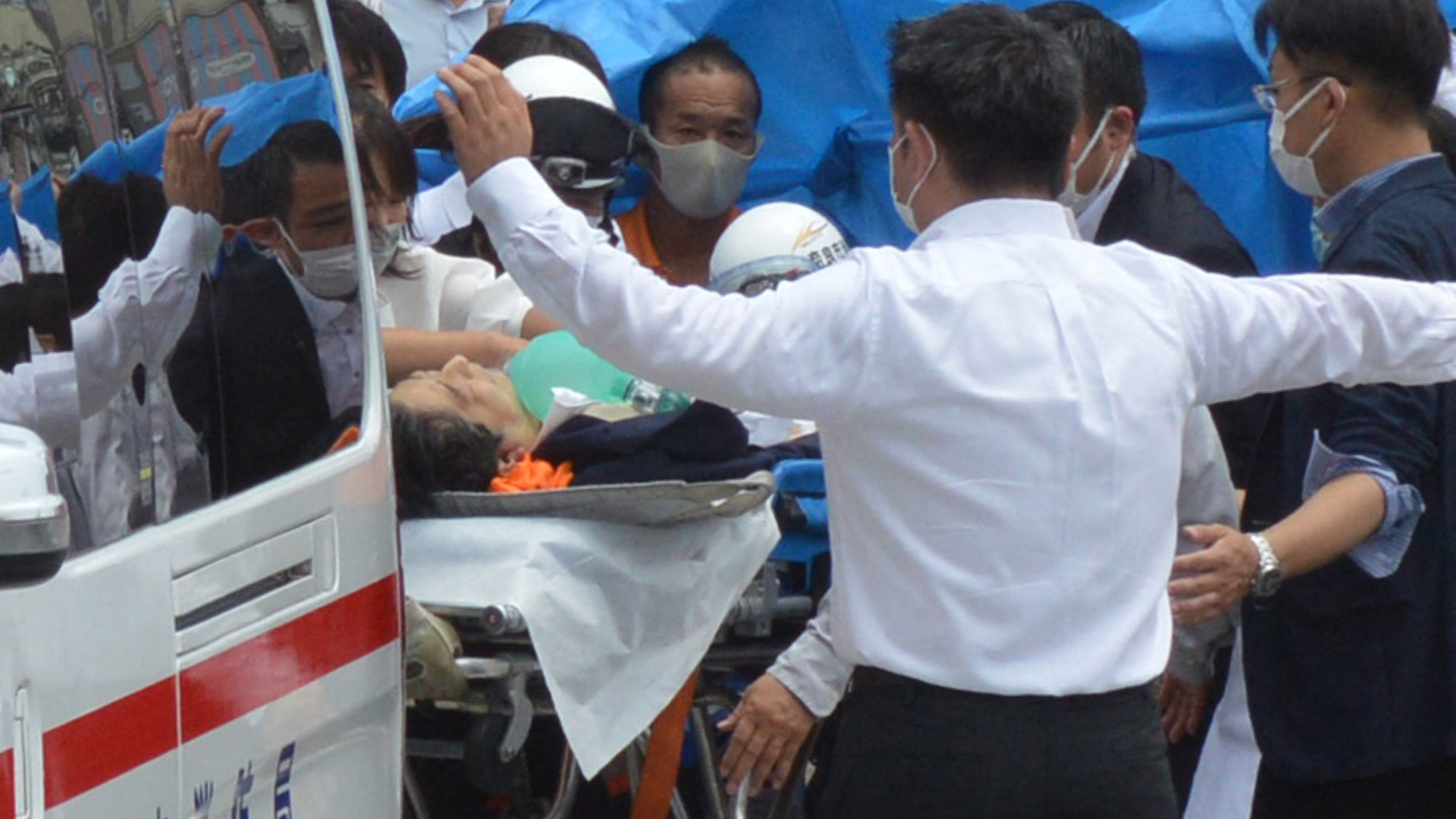 Shinzo Abe es traslado al hospital en camilla (AFP)