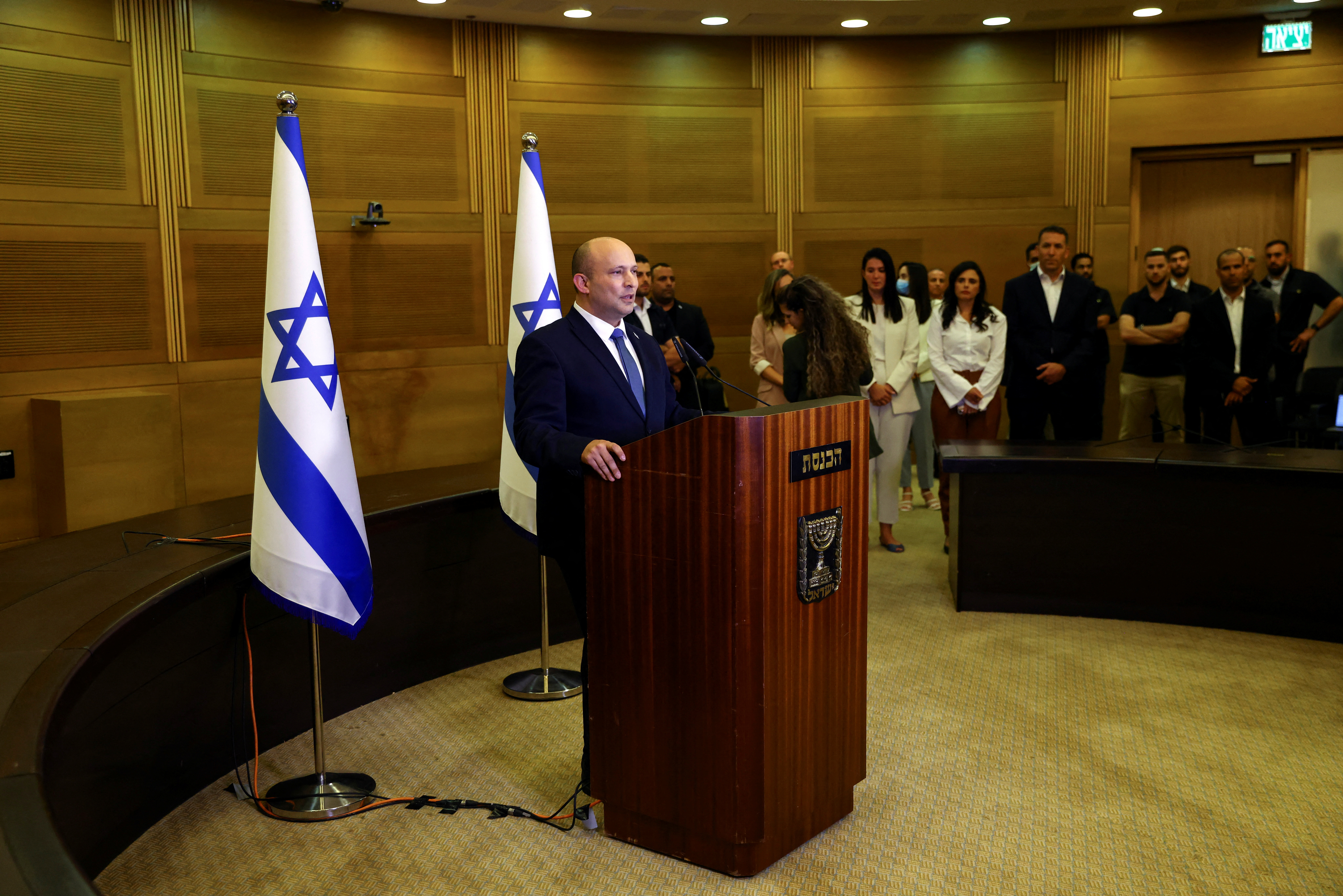 El primer ministro Naftali Bennett anunciando ante los medios que no se presentará en las próximas elecciones en Israel (REUTERS/Ronen Zvulun)
