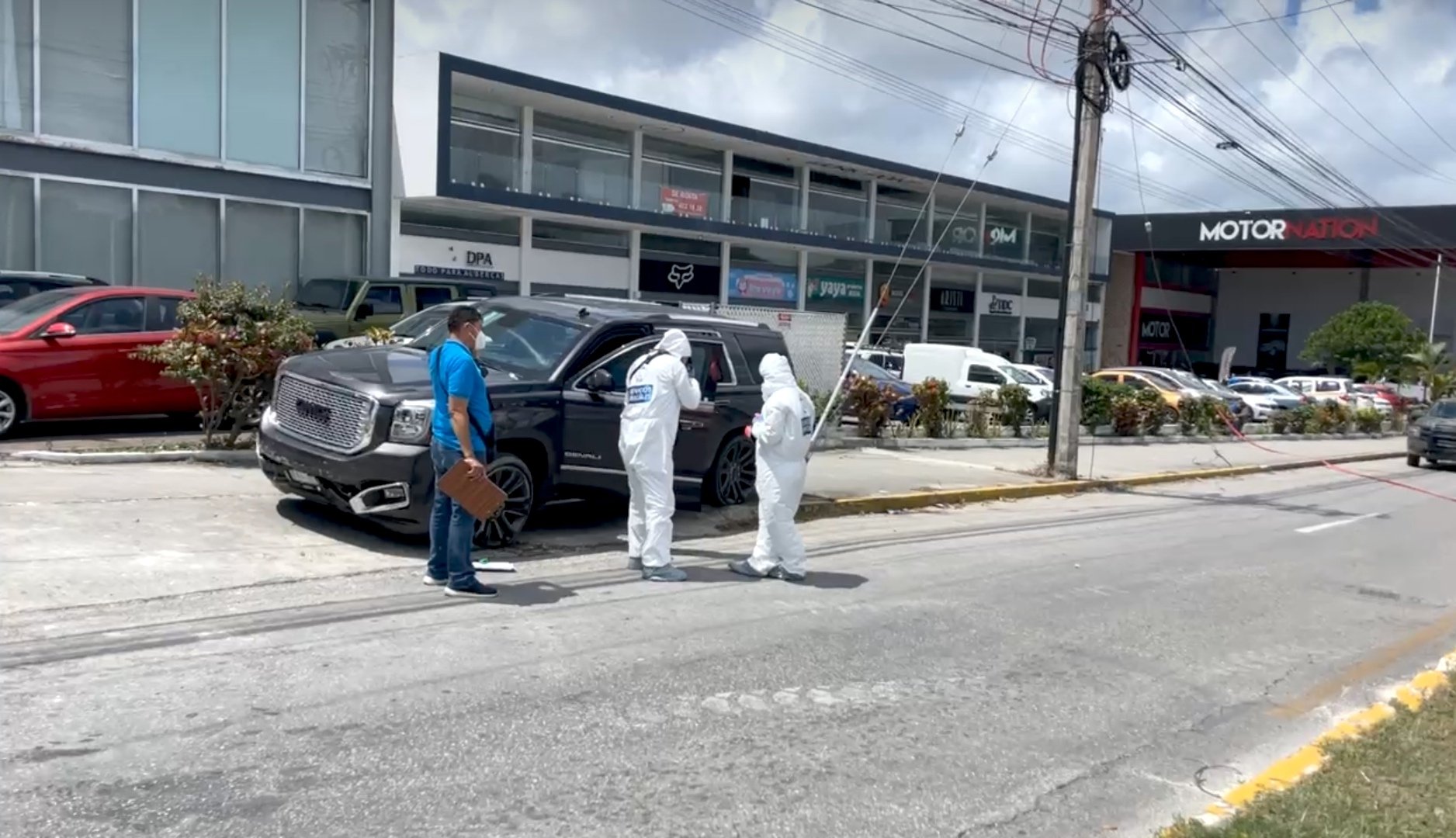La supuesta camioneta de Natanael Cano fue abandonada en el Bulevar Colosio de Cancún (Captura Twitter)